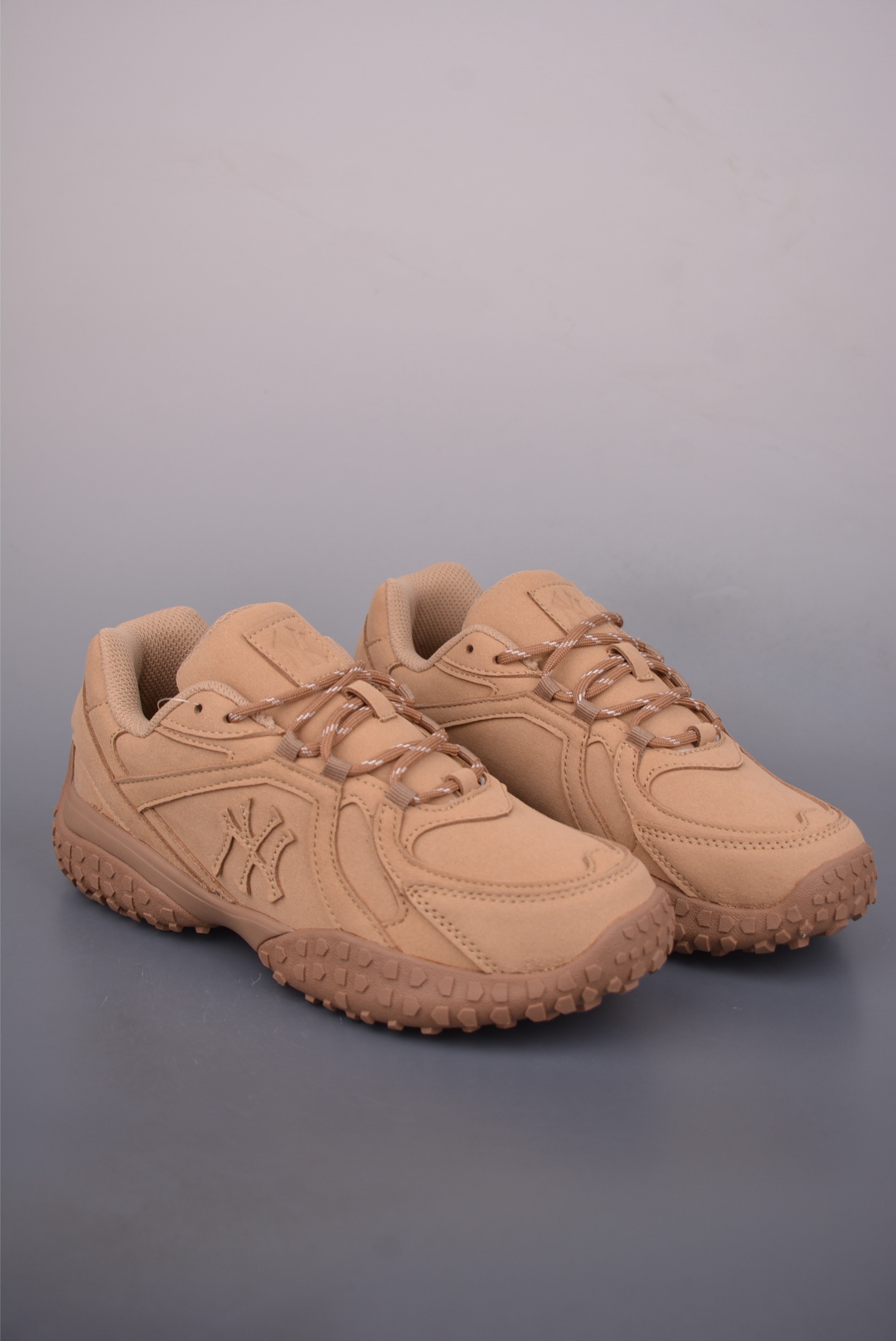 💰180
MLB TROPHY VINTAGE LT
纽约洋基队 潮流时尚厚底运动鞋
以复古基调书写千禧美学
融合现代机能元素风格重塑经典老爹鞋
厚底设计轻盈增高放肆游走 自由酷飒氛围感
官方货号: 3ASXT051N818
Size:35 36 36.5 37.5 38 38.5 39 40 40.5 41 42 42.5 43 44 44.5 45