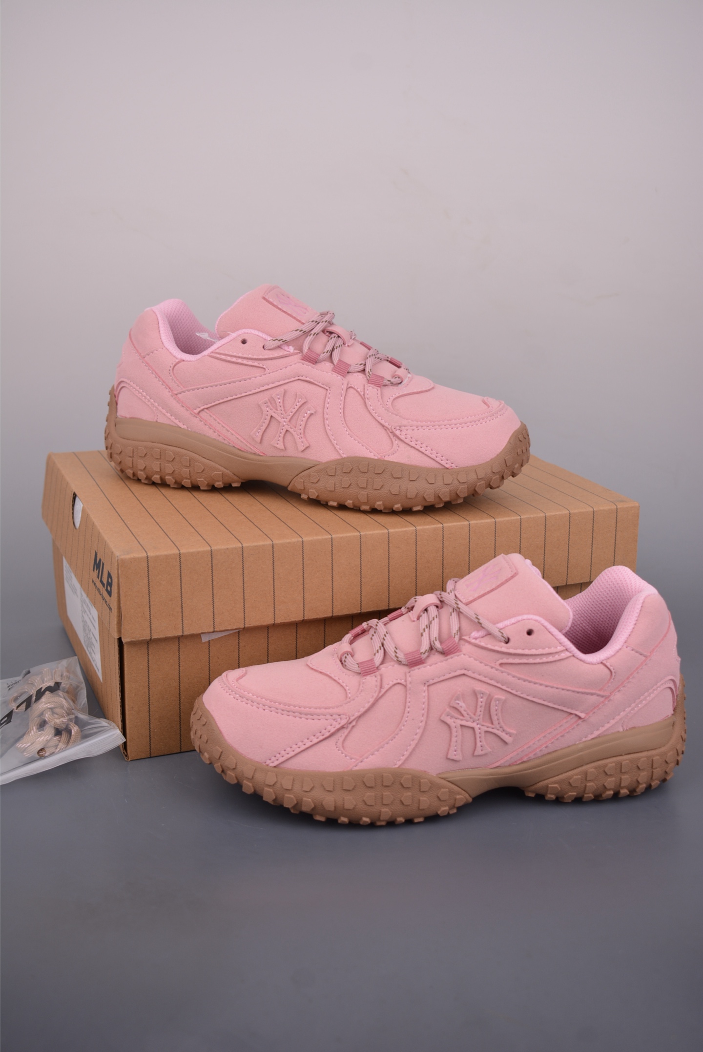  💰180公司级💰220纯原版 可退换
MLB TROPHY VINTAGE LT
纽约洋基队 潮流时尚厚底运动鞋 
以复古基调书写千禧美学
融合现代机能元素风格重塑经典老爹鞋
厚底设计轻盈增高放肆游走 自由酷飒氛围感
官方货号: 3ASXT051N818
Size：35 36 36.5 37.5 38 38.5 39 40 
