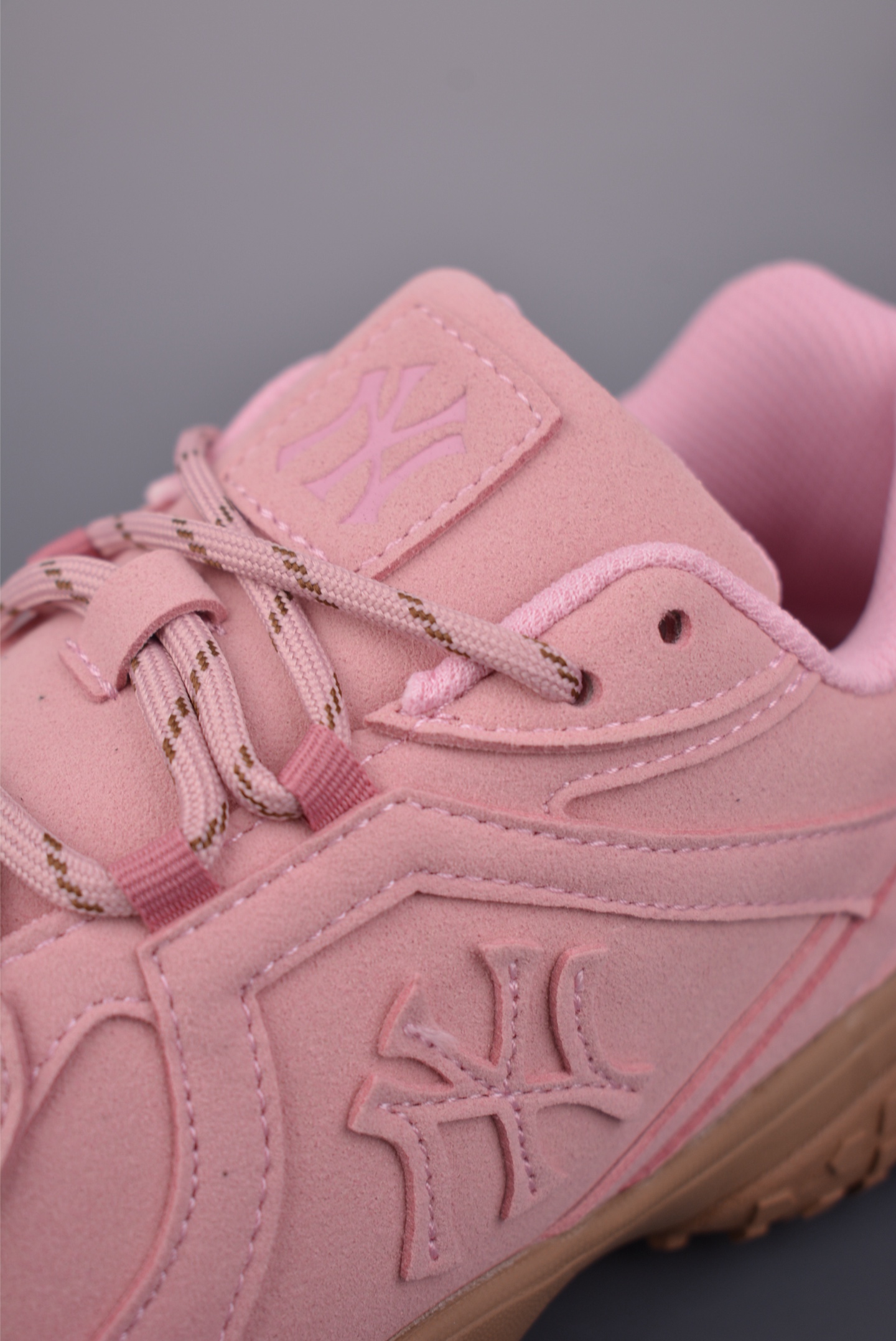  💰180公司级💰220纯原版 可退换
MLB TROPHY VINTAGE LT
纽约洋基队 潮流时尚厚底运动鞋 
以复古基调书写千禧美学
融合现代机能元素风格重塑经典老爹鞋
厚底设计轻盈增高放肆游走 自由酷飒氛围感
官方货号: 3ASXT051N818
Size：35 36 36.5 37.5 38 38.5 39 40 
