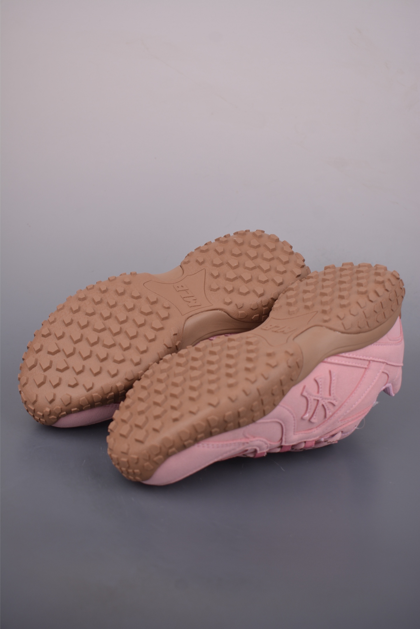  💰180公司级💰220纯原版 可退换
MLB TROPHY VINTAGE LT
纽约洋基队 潮流时尚厚底运动鞋 
以复古基调书写千禧美学
融合现代机能元素风格重塑经典老爹鞋
厚底设计轻盈增高放肆游走 自由酷飒氛围感
官方货号: 3ASXT051N818
Size：35 36 36.5 37.5 38 38.5 39 40 
