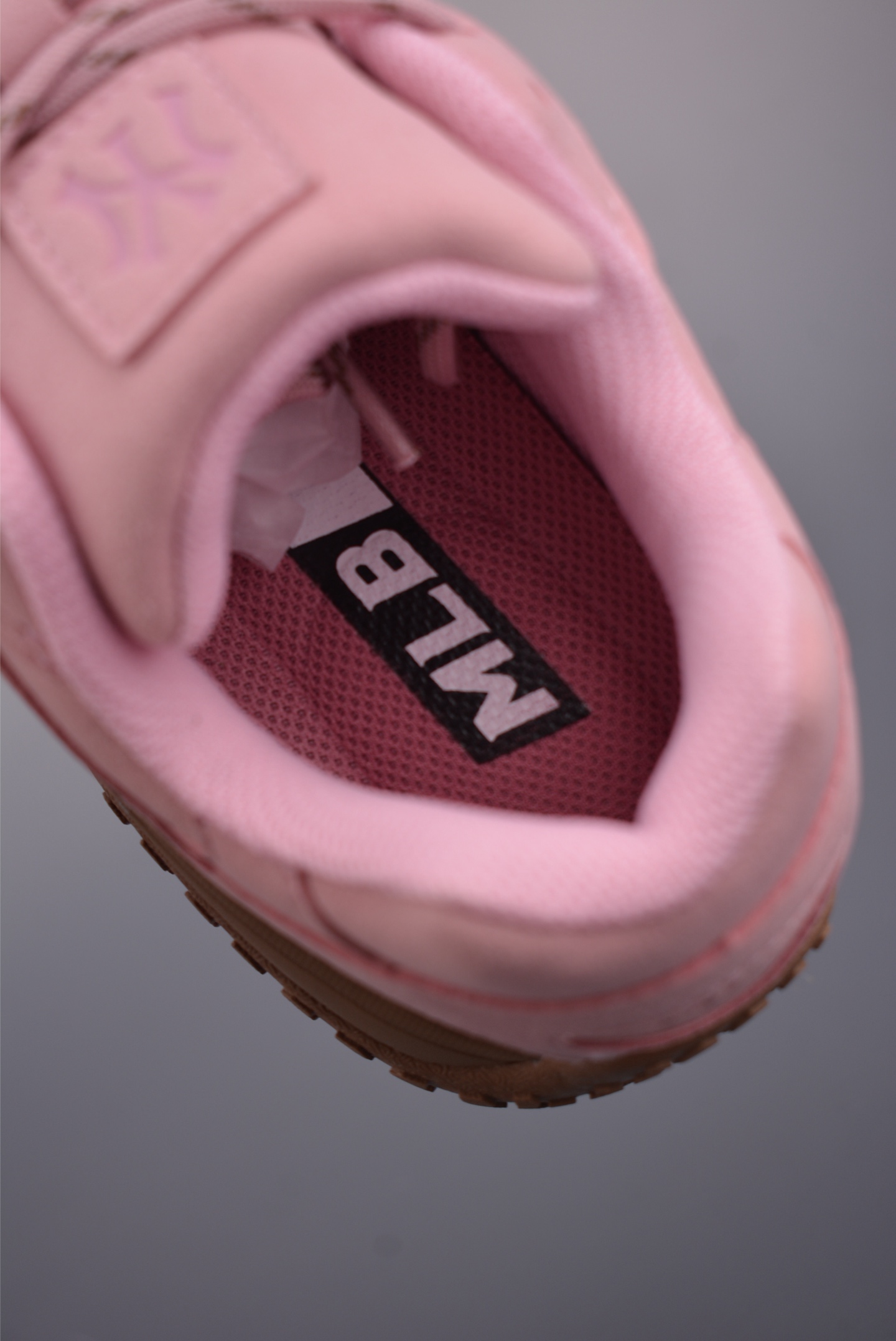  💰180公司级💰220纯原版 可退换
MLB TROPHY VINTAGE LT
纽约洋基队 潮流时尚厚底运动鞋 
以复古基调书写千禧美学
融合现代机能元素风格重塑经典老爹鞋
厚底设计轻盈增高放肆游走 自由酷飒氛围感
官方货号: 3ASXT051N818
Size：35 36 36.5 37.5 38 38.5 39 40 
