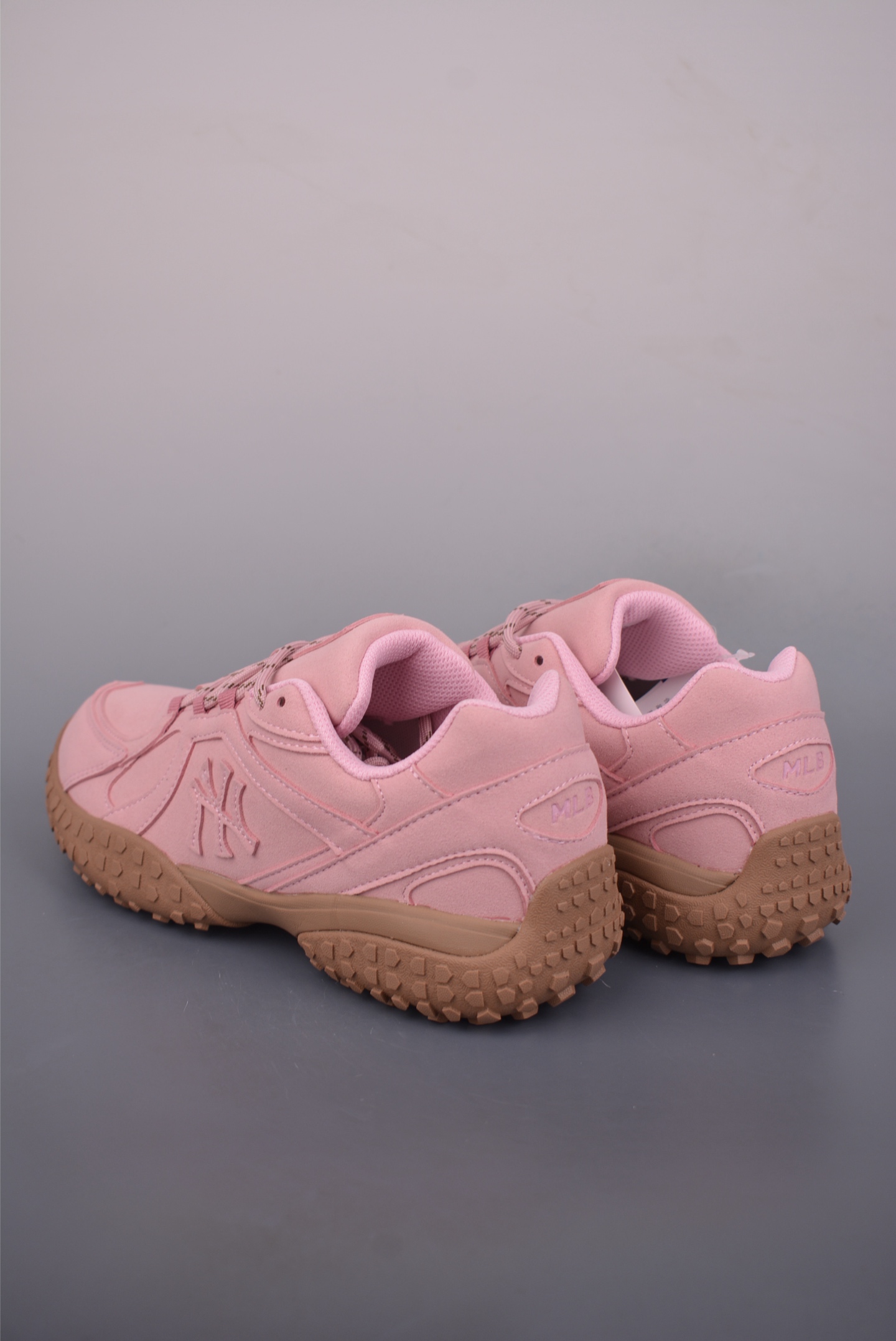  💰180公司级💰220纯原版 可退换
MLB TROPHY VINTAGE LT
纽约洋基队 潮流时尚厚底运动鞋 
以复古基调书写千禧美学
融合现代机能元素风格重塑经典老爹鞋
厚底设计轻盈增高放肆游走 自由酷飒氛围感
官方货号: 3ASXT051N818
Size：35 36 36.5 37.5 38 38.5 39 40 
