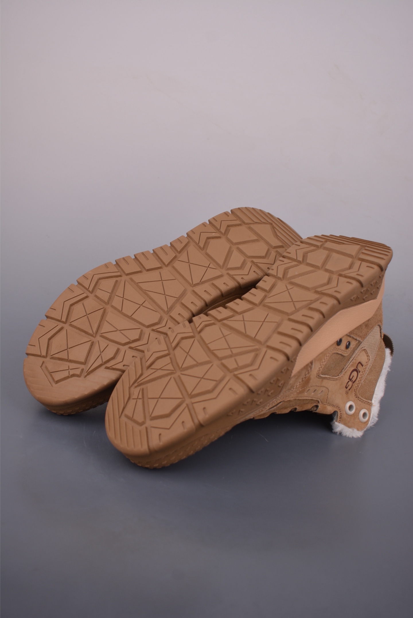 UGG Tasman Weather Hybrid 塔斯曼混合系列中帮轻量休闲马丁靴 U6136