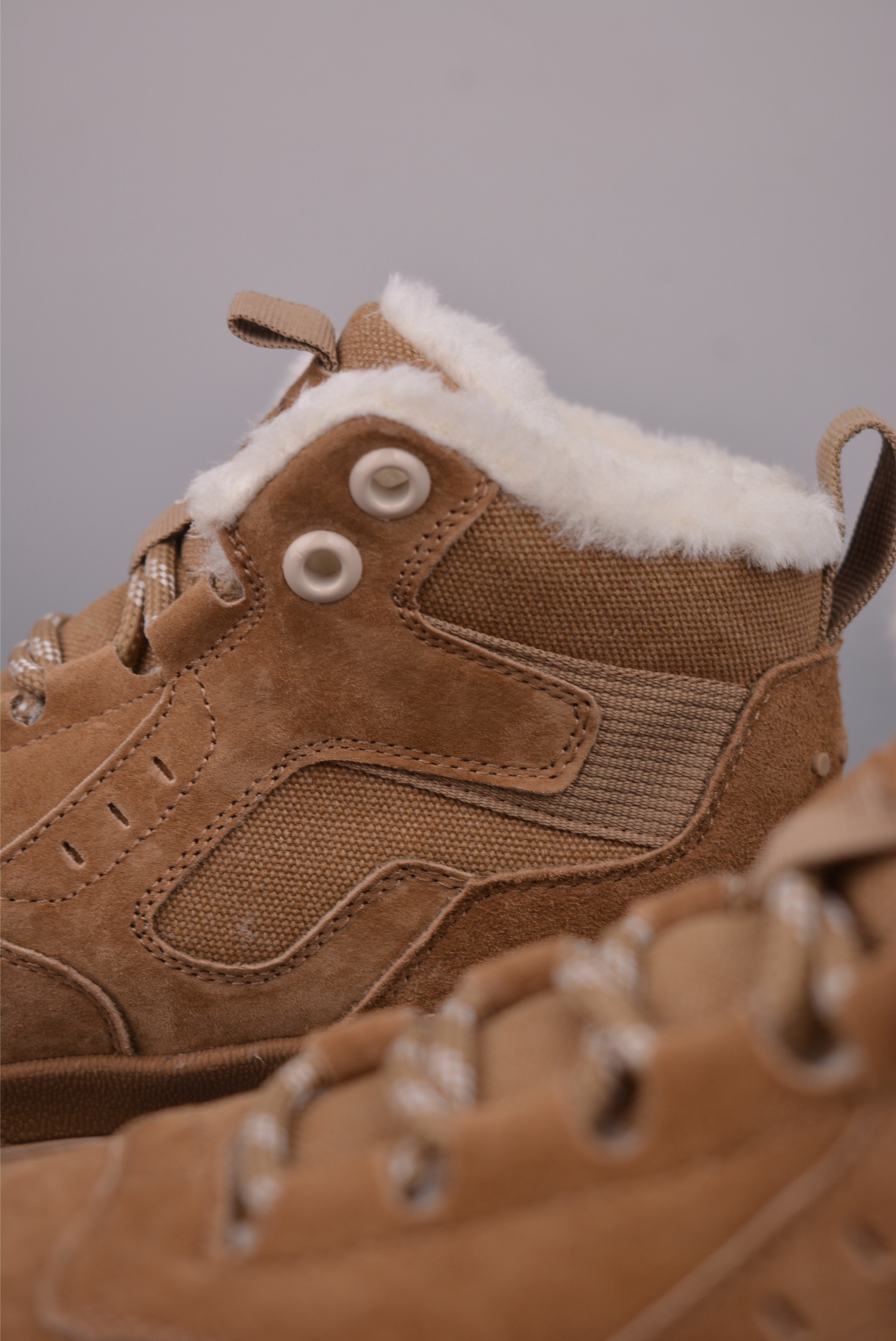 UGG Tasman Weather Hybrid 塔斯曼混合系列中帮轻量休闲马丁靴 U6136