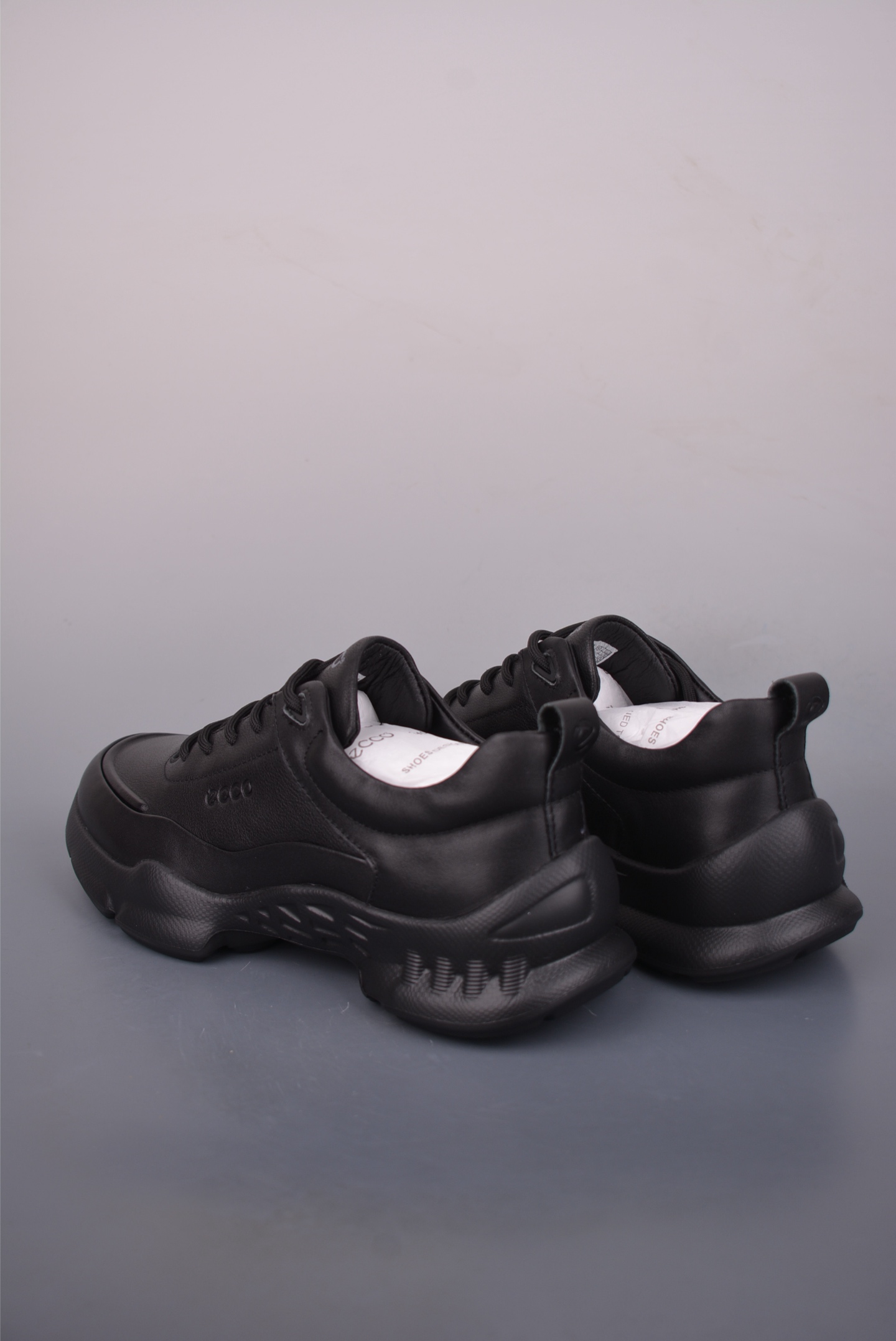 ECCO爱步运动鞋男鞋 秋冬真皮休闲防滑跑步鞋 825101 ECCO爱步运动鞋男鞋 秋冬真皮休闲防滑跑步鞋 825101