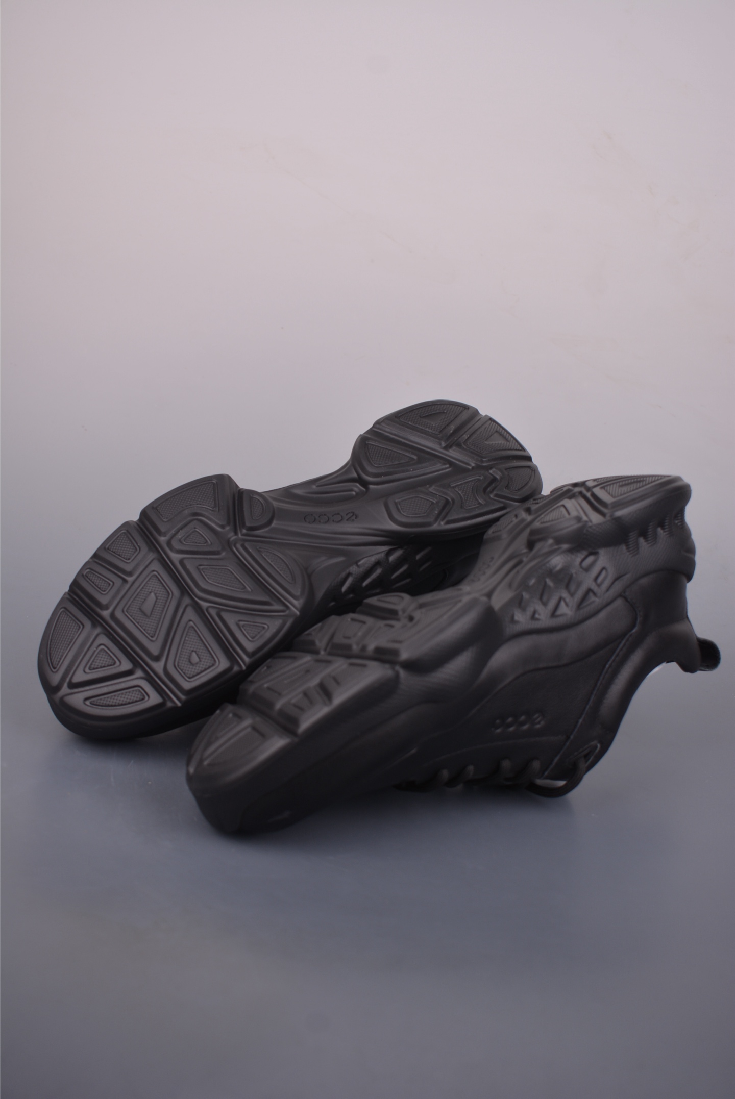 ECCO爱步运动鞋男鞋 秋冬真皮休闲防滑跑步鞋 825101 ECCO爱步运动鞋男鞋 秋冬真皮休闲防滑跑步鞋 825101