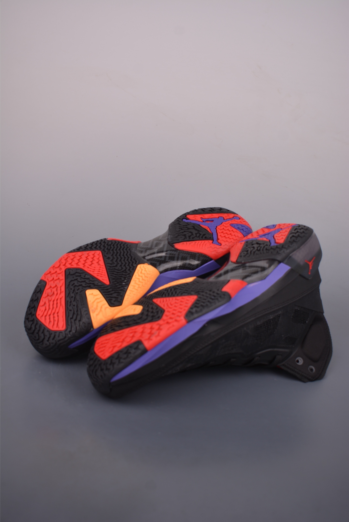 清仓福利🔥💰130  
史诗级独家特价 限时抢购
Air Jordan 37 内置气垫  
乔丹AJ37代男子运动休闲篮球鞋 
这双全新Air Jordan 37篮球鞋相对于过往较为低调，因为 Jordan Brand 设计该鞋款的时候，将更多精力放在 Nike 运动研究实验室（ Nike’s Sport Research Lab/NSRL）对篮球运动本质的研究，从而化繁为简专注于提升鞋款实战性能的初衷。 
官方货号：DD69582415
尺码: 40 40.5 41 42 42.5 43 44 44.5 45