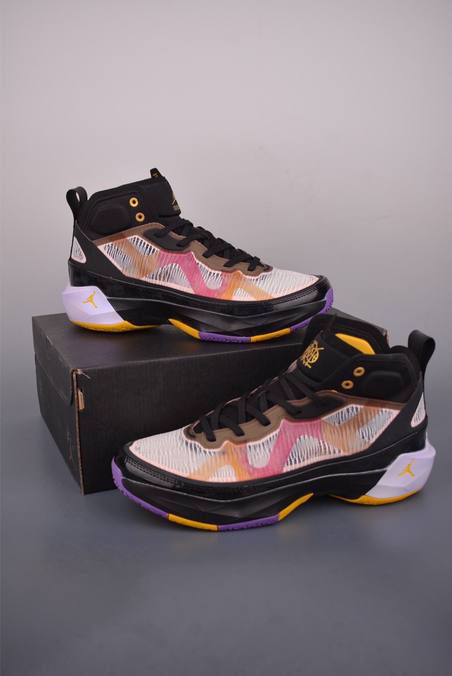 清仓福利🔥💰130
史诗级独家特价 限时抢购
Air Jordan 37 内置气垫
乔丹AJ37代男子运动休闲篮球鞋
这双全新Air Jordan 37篮球鞋相对于过往较为低调,因为 Jordan Brand 设计该鞋款的时候,将更多精力放在 Nike 运动研究实验室( Nike’s Sport Research Lab/NSRL)对篮球运动本质的研究,从而化繁为简专注于提升鞋款实战性能的初衷。
官方货号:DD69582415
尺码: 40 40.5 41 42 42.5 43 44 44.5 45