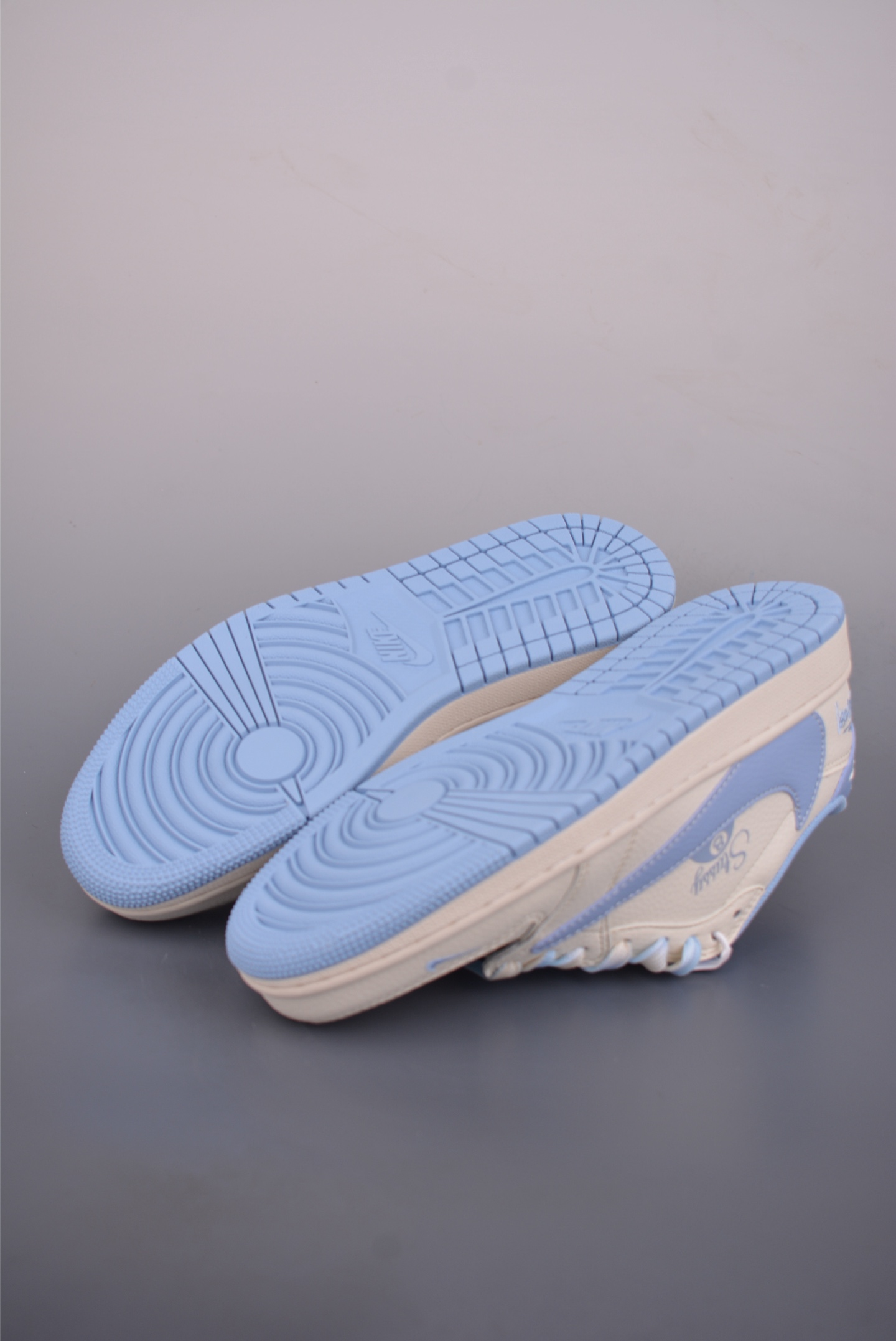 Fragment x Travis Scott x 斯图西 Air Jordan 1 Low 三方联名倒钩 XS7089-602