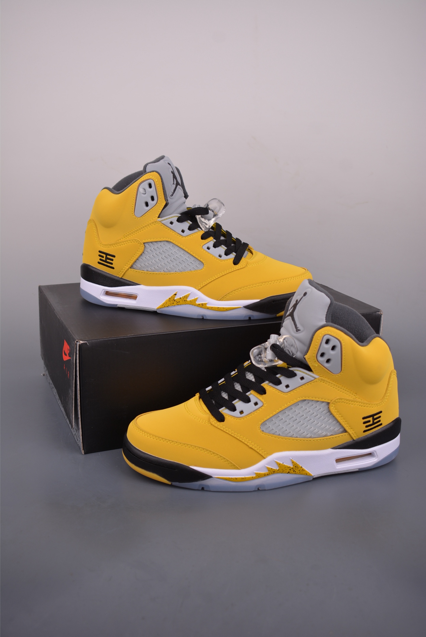 Air Jordan 5 Retro 乔丹5 复刻白粉黑 103372-700