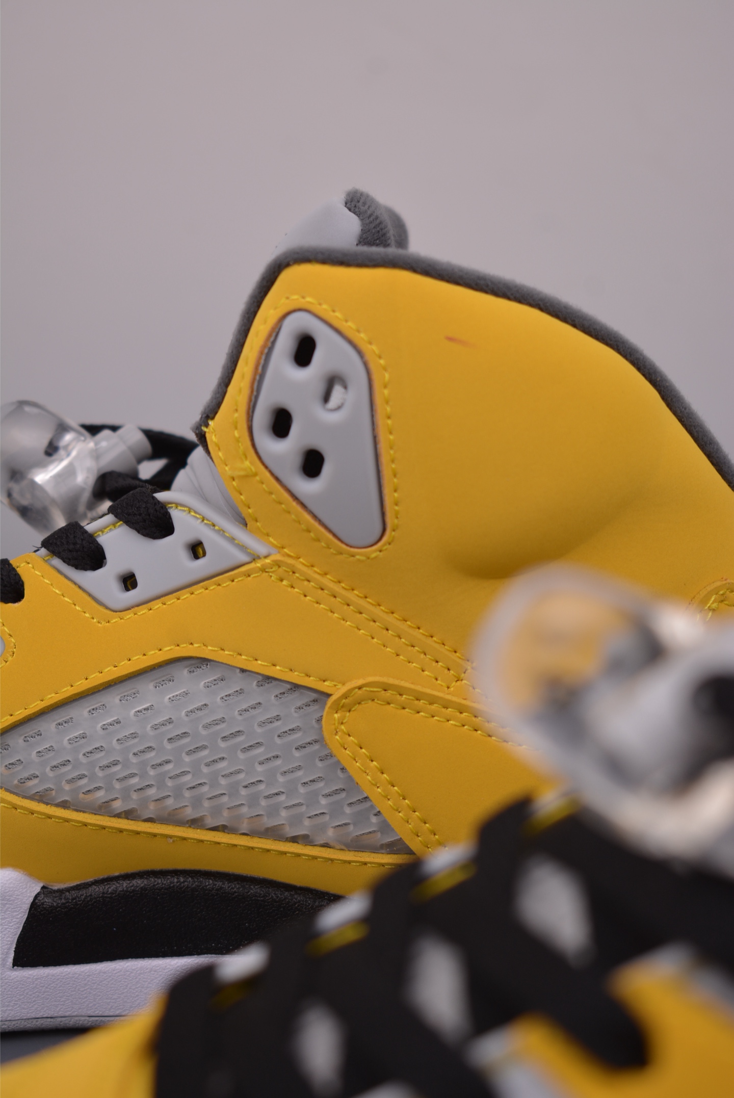 Air Jordan 5 Retro 乔丹5 复刻白粉黑 103372-700