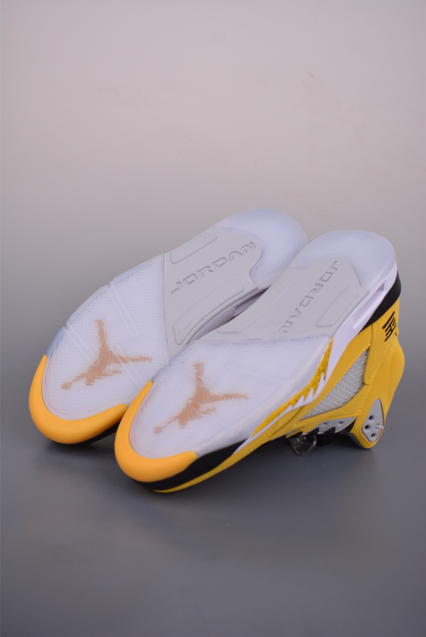 Air Jordan 5 Retro 乔丹5 复刻白粉黑 103372-700