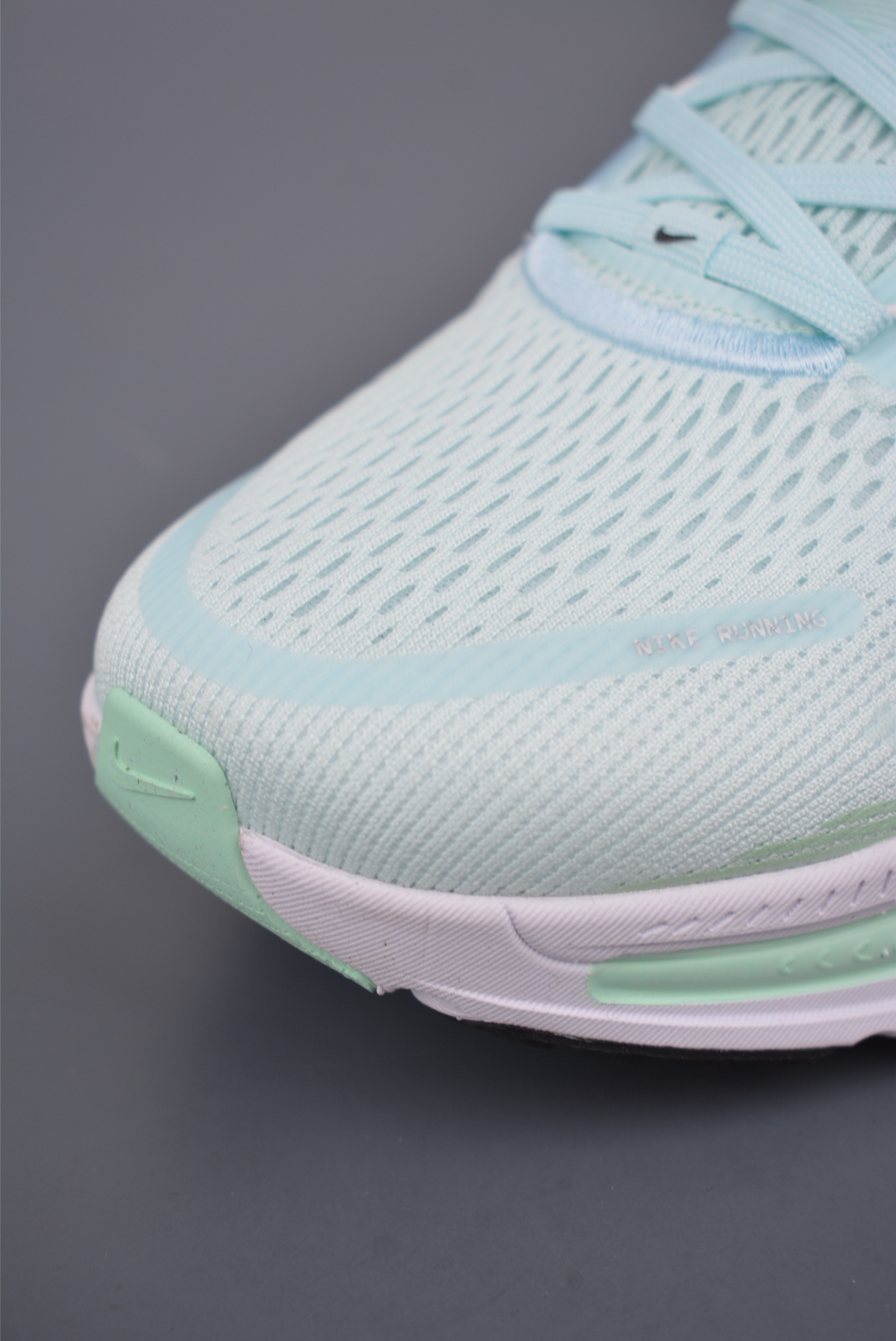  💰180公司级💰220纯原版 可退换
NK Air Zoom Vomero PLUS
全新科技提前原鞋开发 运动跑鞋 
必定是官方强力主推款式，真正的Zoom缓震科技嵌入如假包退 ，缓震大底带公司同步定位
官方货号: HM6803 4033333
Size：36 36.5 37.5 38 38.5 39 40 40.5 41 42 42.5 43 44 44.5 45
