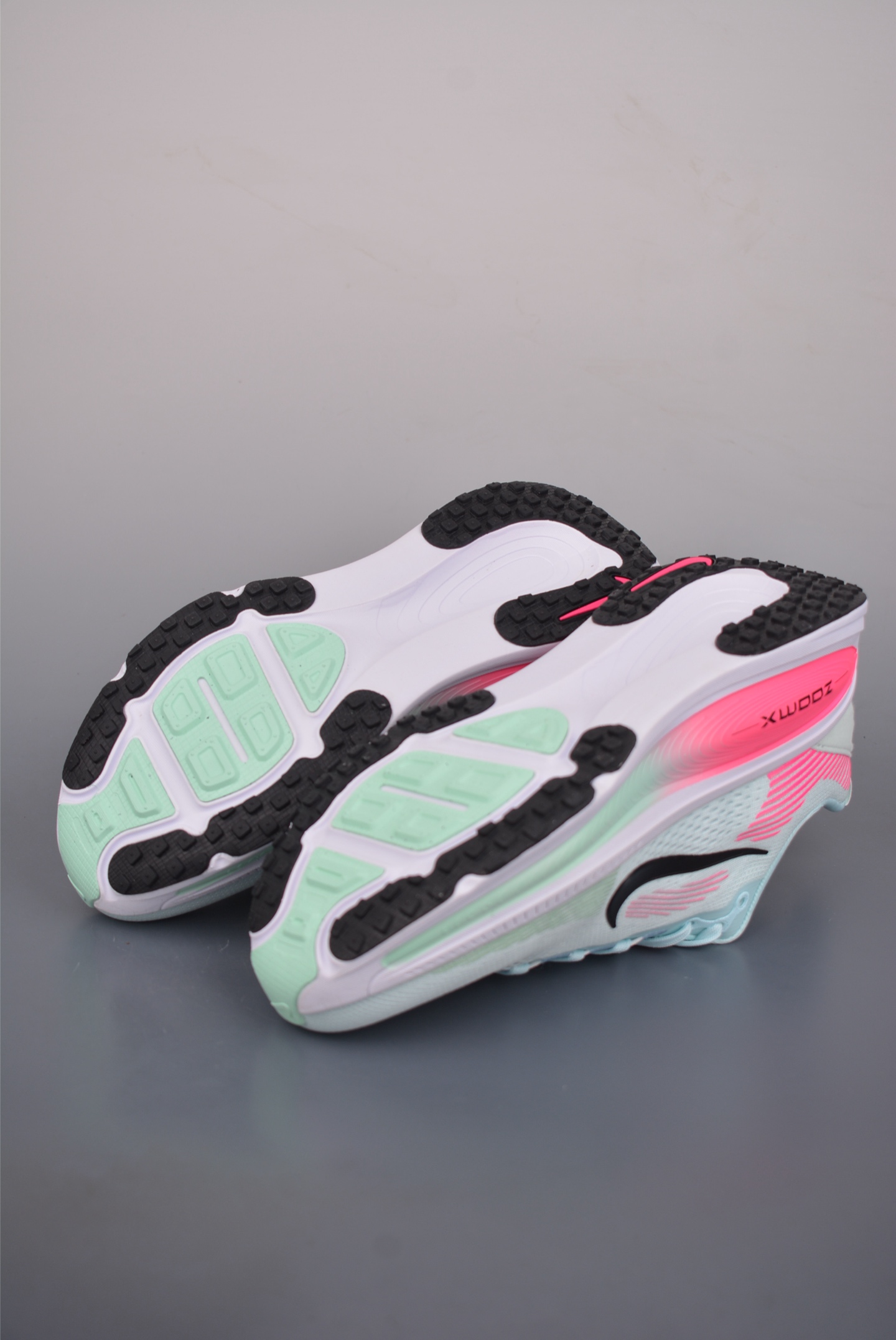  💰180公司级💰220纯原版 可退换
NK Air Zoom Vomero PLUS
全新科技提前原鞋开发 运动跑鞋 
必定是官方强力主推款式，真正的Zoom缓震科技嵌入如假包退 ，缓震大底带公司同步定位
官方货号: HM6803 4033333
Size：36 36.5 37.5 38 38.5 39 40 40.5 41 42 42.5 43 44 44.5 45
