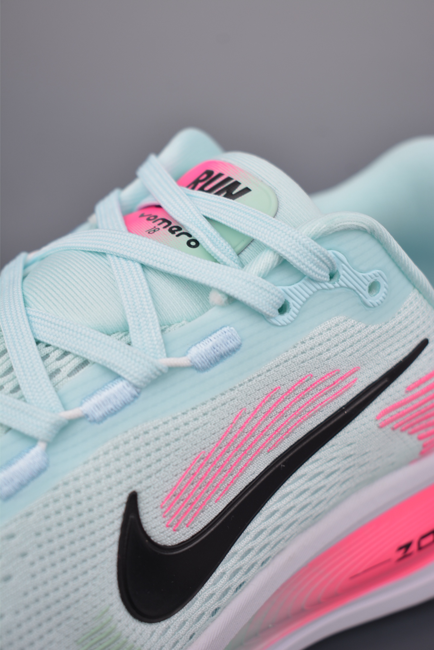  💰180公司级💰220纯原版 可退换
NK Air Zoom Vomero PLUS
全新科技提前原鞋开发 运动跑鞋 
必定是官方强力主推款式，真正的Zoom缓震科技嵌入如假包退 ，缓震大底带公司同步定位
官方货号: HM6803 4033333
Size：36 36.5 37.5 38 38.5 39 40 40.5 41 42 42.5 43 44 44.5 45
