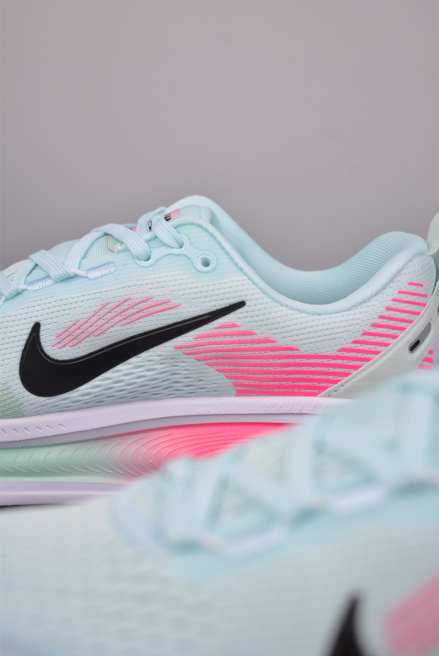  💰180公司级💰220纯原版 可退换
NK Air Zoom Vomero PLUS
全新科技提前原鞋开发 运动跑鞋 
必定是官方强力主推款式，真正的Zoom缓震科技嵌入如假包退 ，缓震大底带公司同步定位
官方货号: HM6803 4033333
Size：36 36.5 37.5 38 38.5 39 40 40.5 41 42 42.5 43 44 44.5 45
