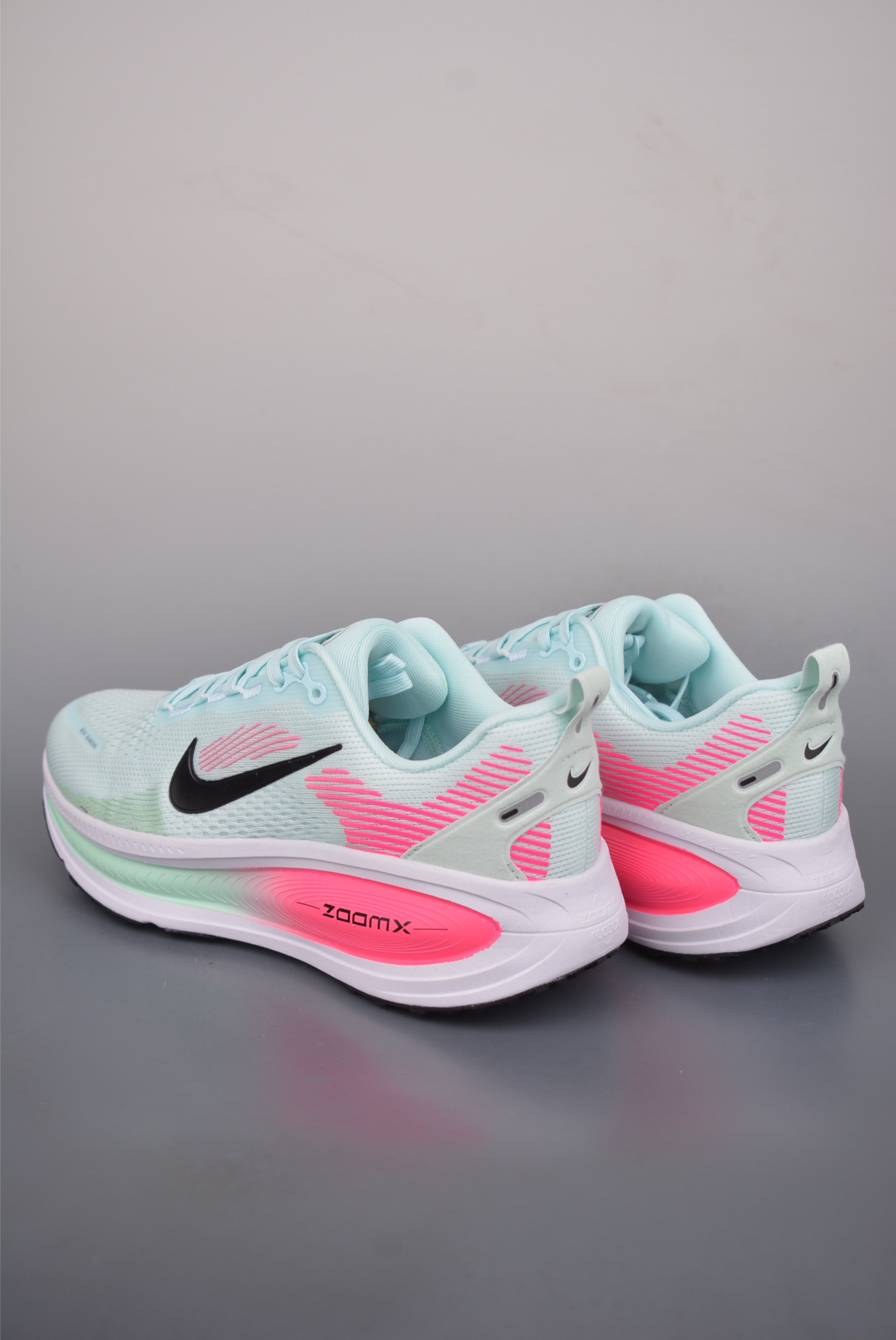  💰180公司级💰220纯原版 可退换
NK Air Zoom Vomero PLUS
全新科技提前原鞋开发 运动跑鞋 
必定是官方强力主推款式，真正的Zoom缓震科技嵌入如假包退 ，缓震大底带公司同步定位
官方货号: HM6803 4033333
Size：36 36.5 37.5 38 38.5 39 40 40.5 41 42 42.5 43 44 44.5 45
