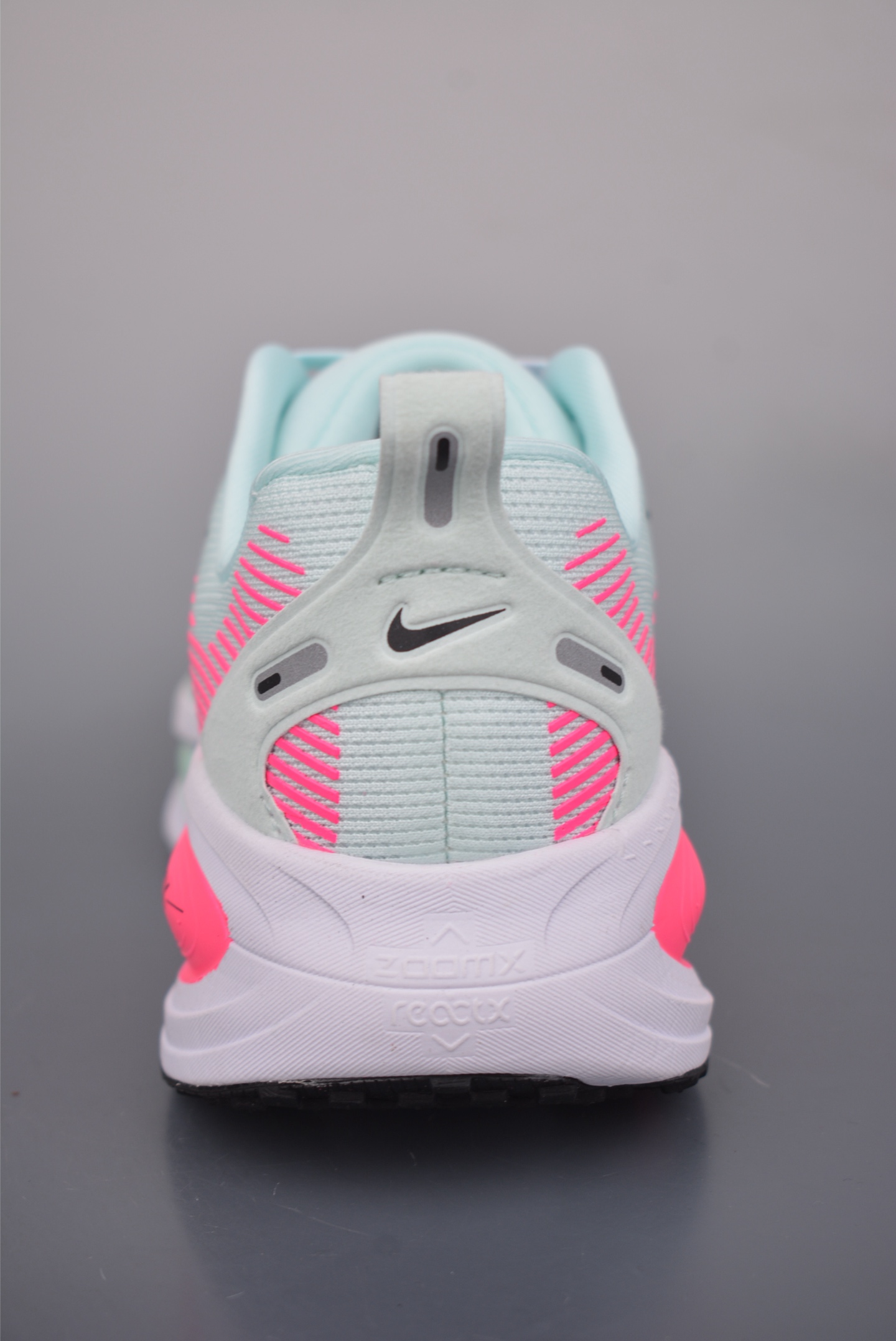  💰180公司级💰220纯原版 可退换
NK Air Zoom Vomero PLUS
全新科技提前原鞋开发 运动跑鞋 
必定是官方强力主推款式，真正的Zoom缓震科技嵌入如假包退 ，缓震大底带公司同步定位
官方货号: HM6803 4033333
Size：36 36.5 37.5 38 38.5 39 40 40.5 41 42 42.5 43 44 44.5 45
