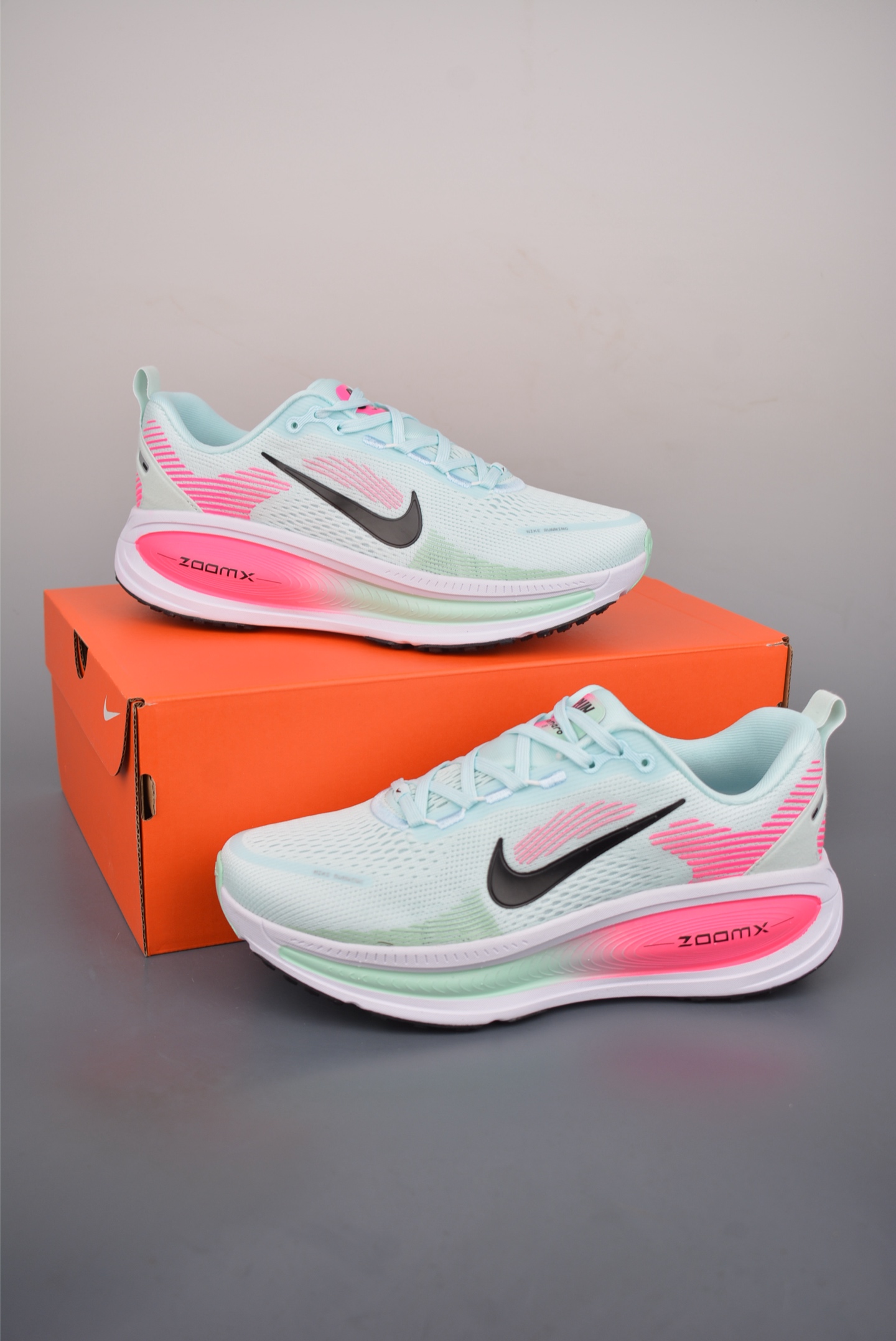  💰180公司级💰220纯原版 可退换
NK Air Zoom Vomero PLUS
全新科技提前原鞋开发 运动跑鞋 
必定是官方强力主推款式，真正的Zoom缓震科技嵌入如假包退 ，缓震大底带公司同步定位
官方货号: HM6803 4033333
Size：36 36.5 37.5 38 38.5 39 40 40.5 41 42 42.5 43 44 44.5 45
