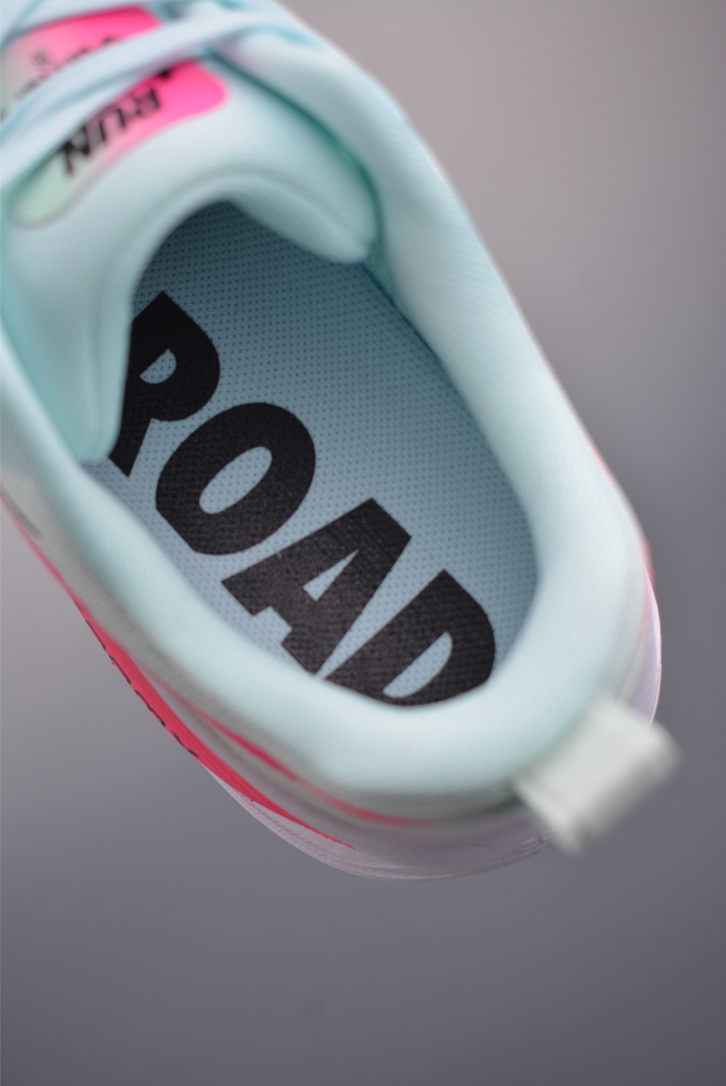  💰180公司级💰220纯原版 可退换
NK Air Zoom Vomero PLUS
全新科技提前原鞋开发 运动跑鞋 
必定是官方强力主推款式，真正的Zoom缓震科技嵌入如假包退 ，缓震大底带公司同步定位
官方货号: HM6803 4033333
Size：36 36.5 37.5 38 38.5 39 40 40.5 41 42 42.5 43 44 44.5 45
