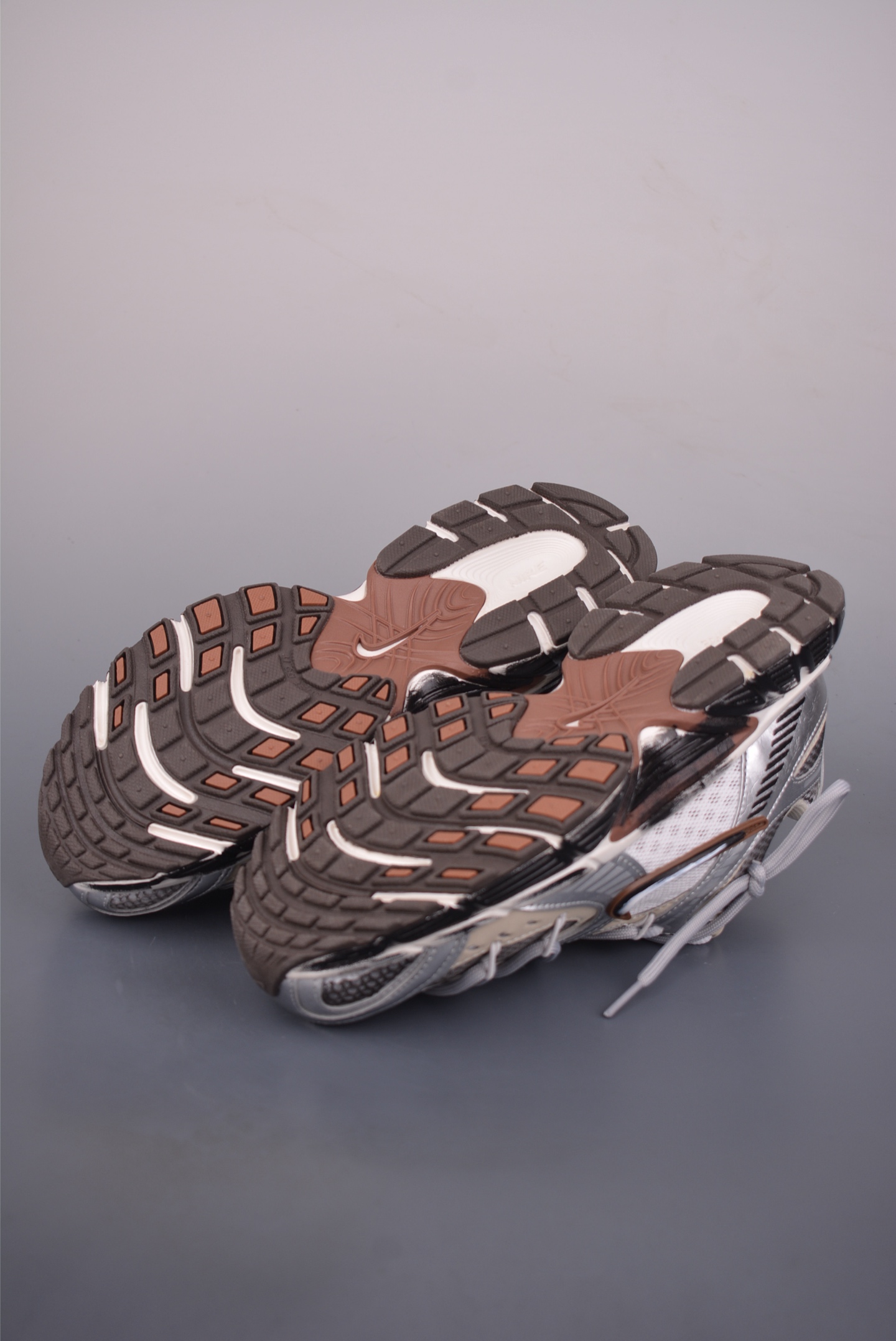  💰380 纯原版 可退换
NK V5 RNR 复古做旧 解构绑带
舒适百搭防滑耐磨 低帮跑步鞋 
舒适有型适合日常穿着&nbsp;
该鞋款延续千禧年经典设计搭载泡绵中底厚实而轻盈&nbsp;
匠心细节巧搭立体耐克勾标志焕新演绎复古跑鞋
官方货号：HQ7901 1022332
尺码：36 37 37.5 38 38.5 39 40 40.5 41 42 42.5 43 44 44.5 45
