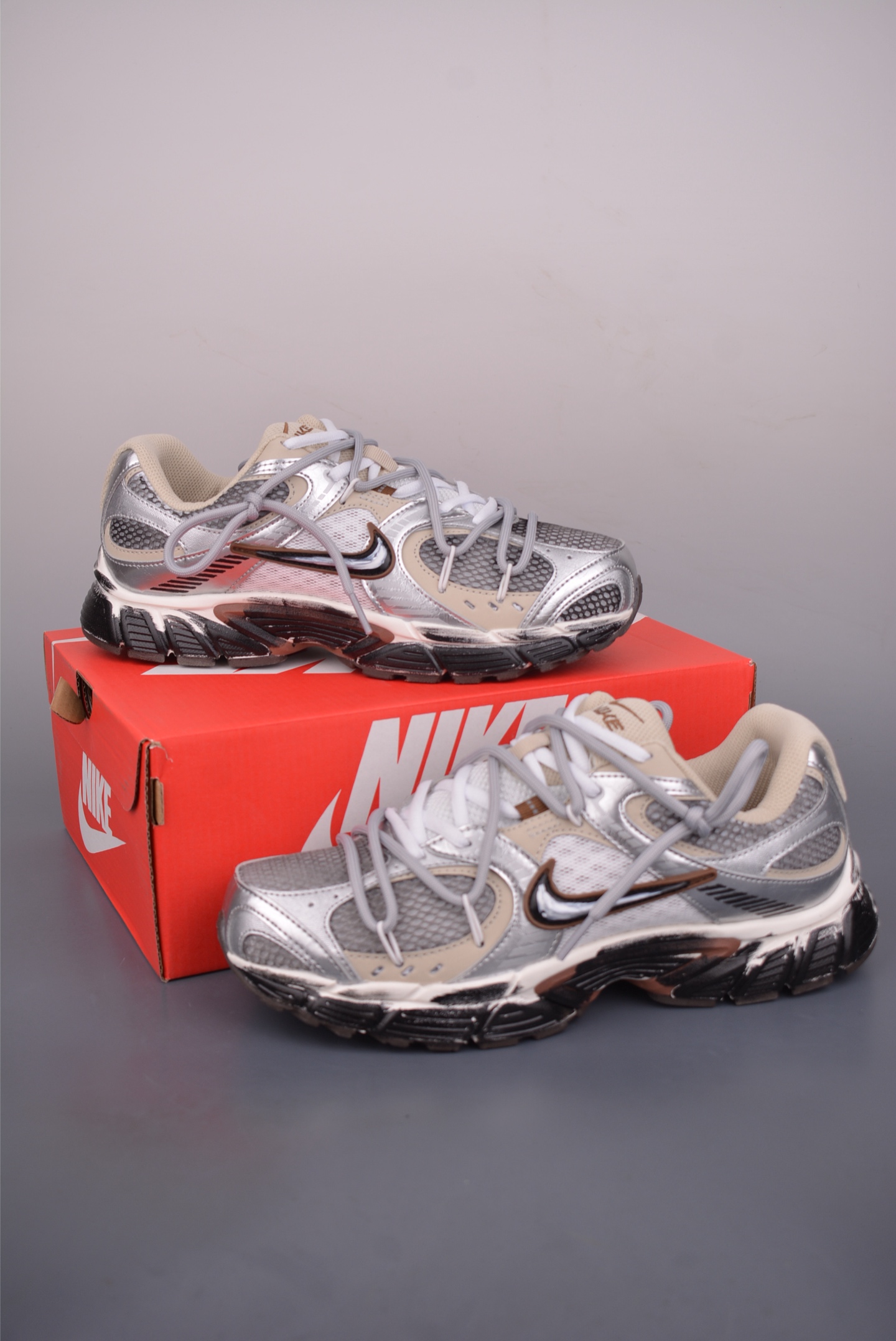  💰380 纯原版 可退换
NK V5 RNR 复古做旧 解构绑带
舒适百搭防滑耐磨 低帮跑步鞋 
舒适有型适合日常穿着&nbsp;
该鞋款延续千禧年经典设计搭载泡绵中底厚实而轻盈&nbsp;
匠心细节巧搭立体耐克勾标志焕新演绎复古跑鞋
官方货号：HQ7901 1022332
尺码：36 37 37.5 38 38.5 39 40 40.5 41 42 42.5 43 44 44.5 45
