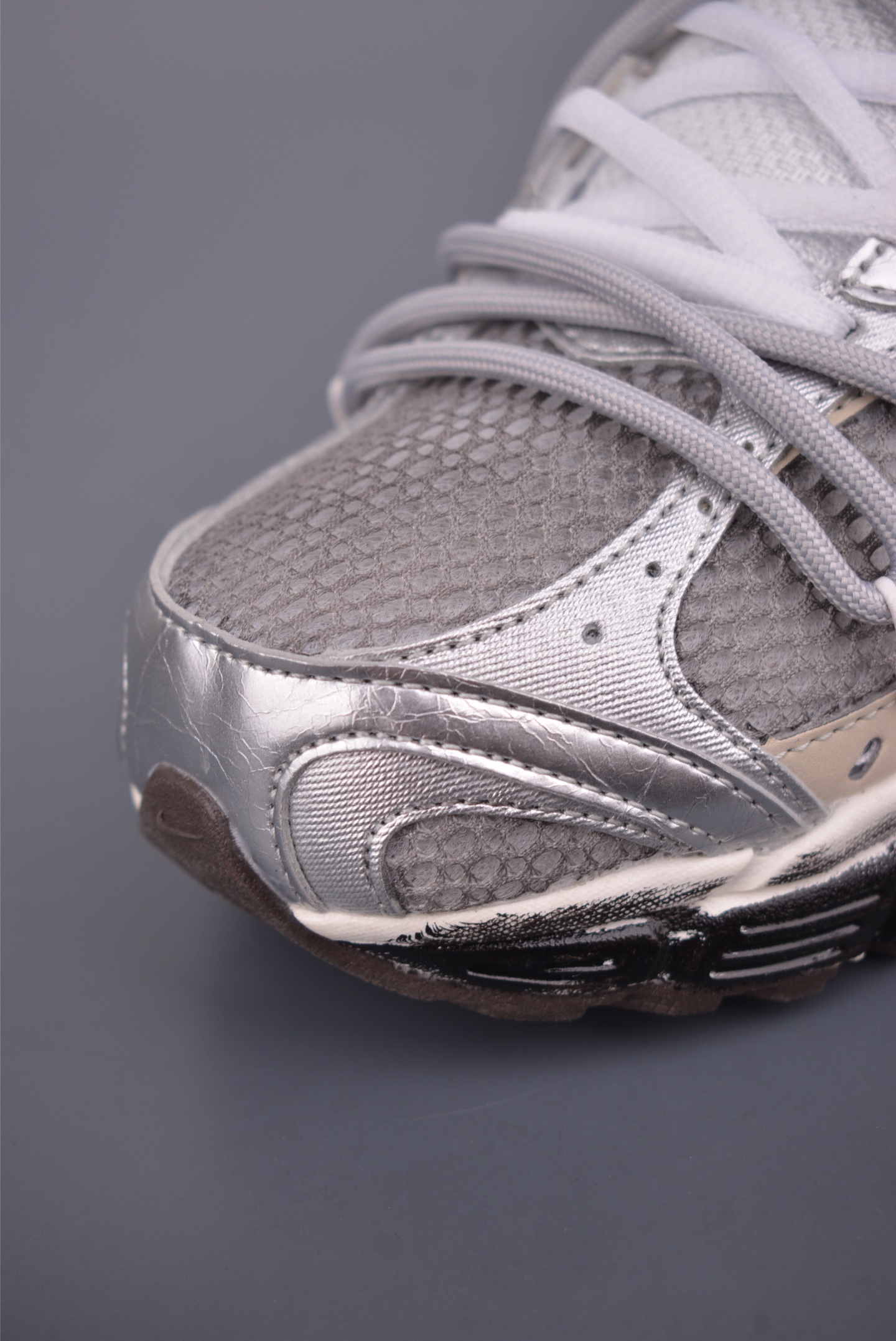  💰380 纯原版 可退换
NK V5 RNR 复古做旧 解构绑带
舒适百搭防滑耐磨 低帮跑步鞋 
舒适有型适合日常穿着&nbsp;
该鞋款延续千禧年经典设计搭载泡绵中底厚实而轻盈&nbsp;
匠心细节巧搭立体耐克勾标志焕新演绎复古跑鞋
官方货号：HQ7901 1022332
尺码：36 37 37.5 38 38.5 39 40 40.5 41 42 42.5 43 44 44.5 45
