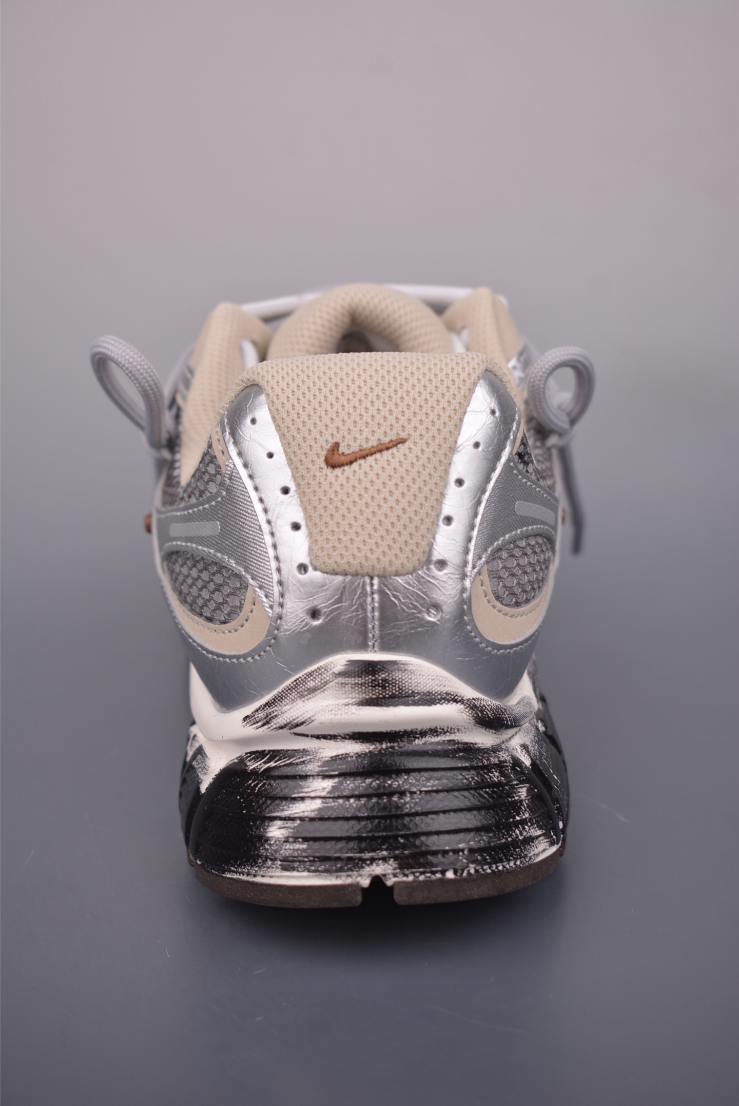  💰380 纯原版 可退换
NK V5 RNR 复古做旧 解构绑带
舒适百搭防滑耐磨 低帮跑步鞋 
舒适有型适合日常穿着&nbsp;
该鞋款延续千禧年经典设计搭载泡绵中底厚实而轻盈&nbsp;
匠心细节巧搭立体耐克勾标志焕新演绎复古跑鞋
官方货号：HQ7901 1022332
尺码：36 37 37.5 38 38.5 39 40 40.5 41 42 42.5 43 44 44.5 45
