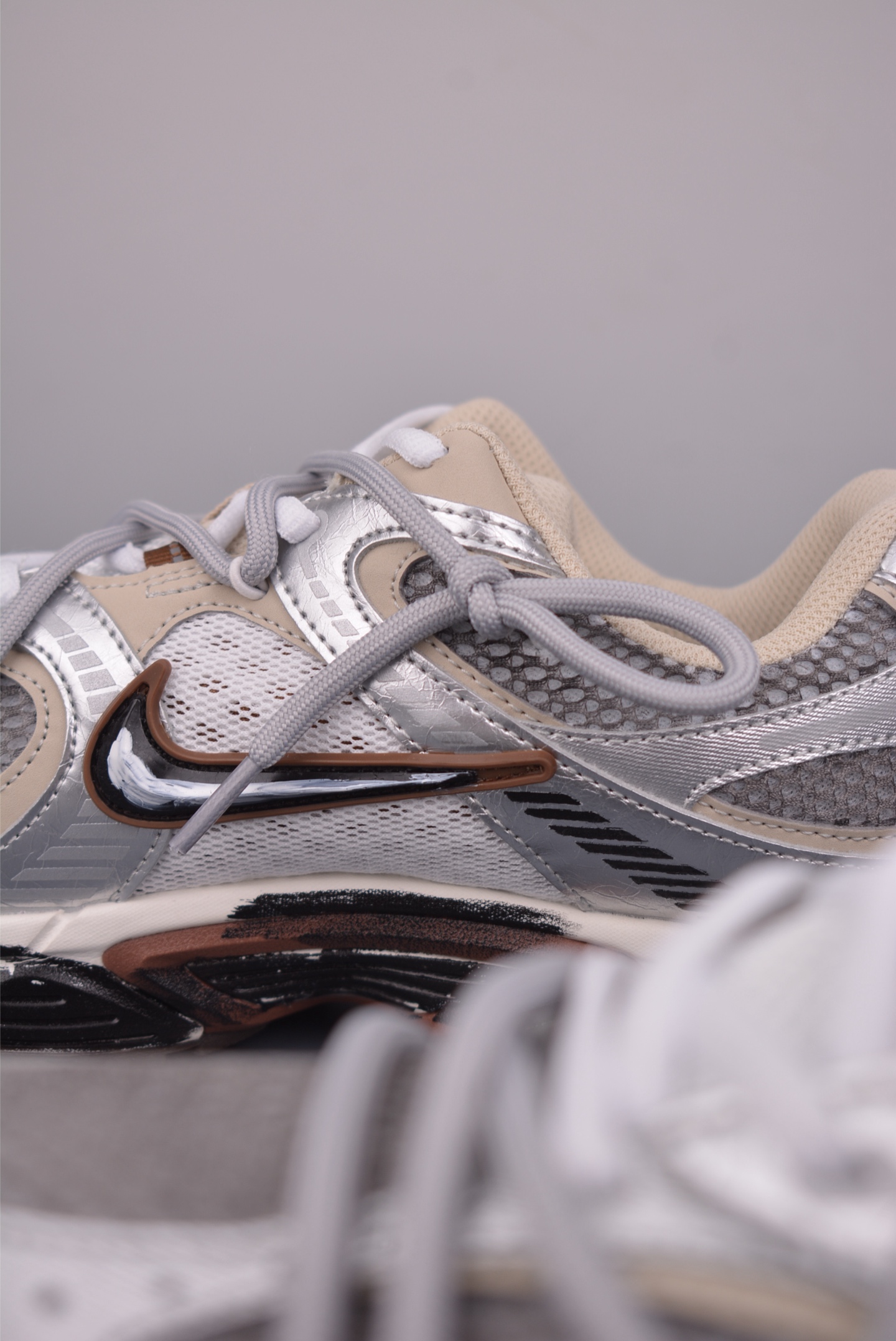  💰380 纯原版 可退换
NK V5 RNR 复古做旧 解构绑带
舒适百搭防滑耐磨 低帮跑步鞋 
舒适有型适合日常穿着&nbsp;
该鞋款延续千禧年经典设计搭载泡绵中底厚实而轻盈&nbsp;
匠心细节巧搭立体耐克勾标志焕新演绎复古跑鞋
官方货号：HQ7901 1022332
尺码：36 37 37.5 38 38.5 39 40 40.5 41 42 42.5 43 44 44.5 45
