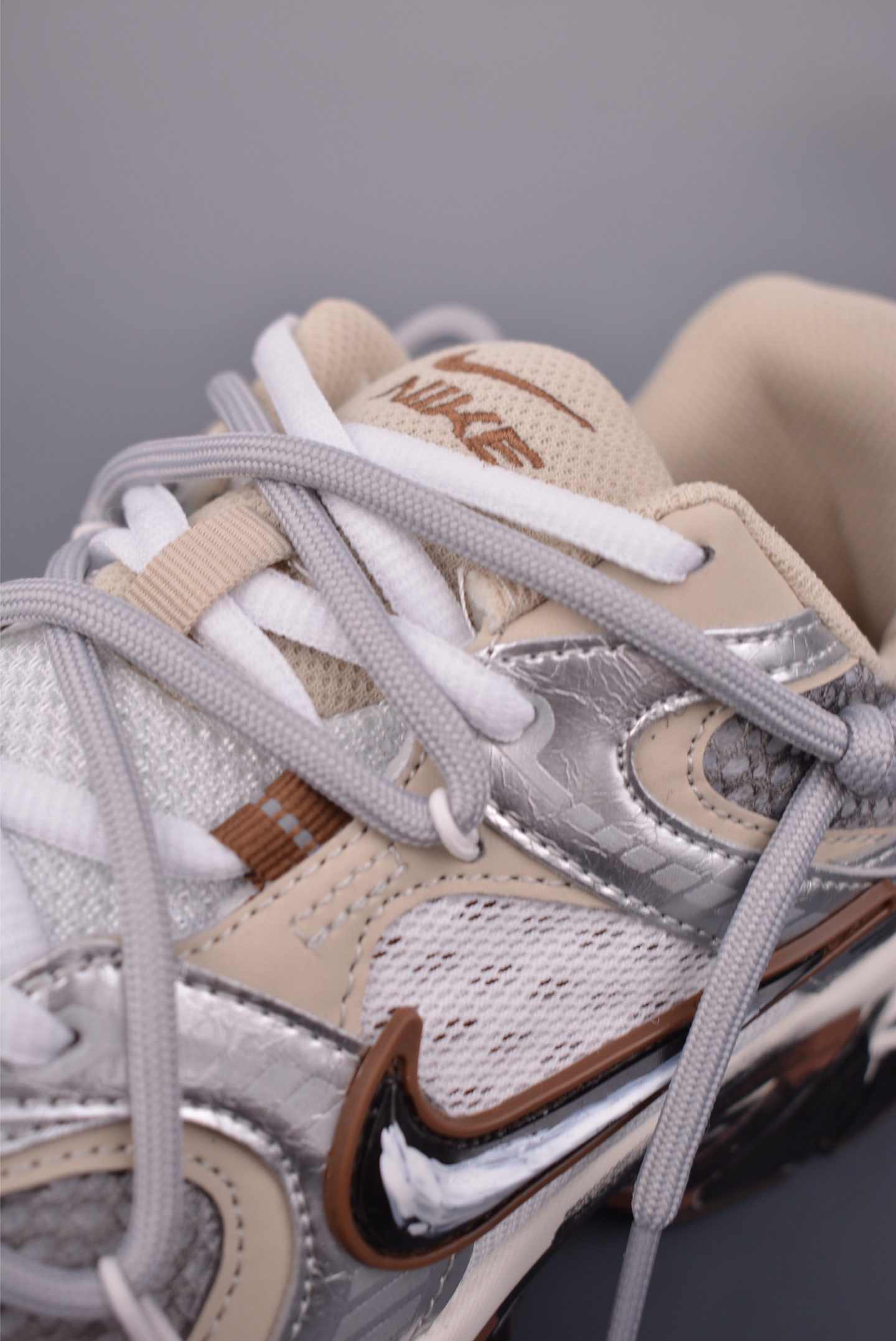  💰380 纯原版 可退换
NK V5 RNR 复古做旧 解构绑带
舒适百搭防滑耐磨 低帮跑步鞋 
舒适有型适合日常穿着&nbsp;
该鞋款延续千禧年经典设计搭载泡绵中底厚实而轻盈&nbsp;
匠心细节巧搭立体耐克勾标志焕新演绎复古跑鞋
官方货号：HQ7901 1022332
尺码：36 37 37.5 38 38.5 39 40 40.5 41 42 42.5 43 44 44.5 45
