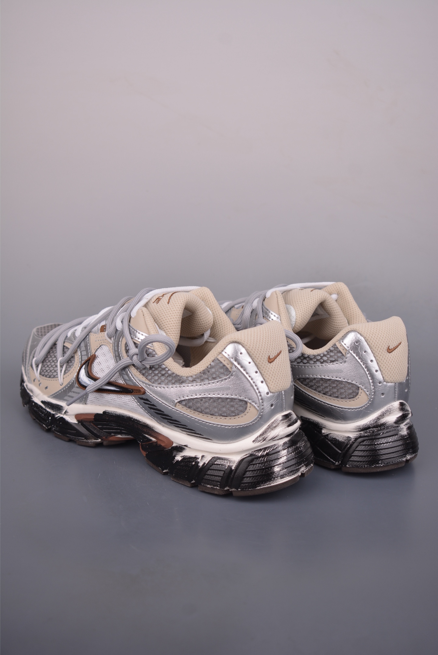  💰380 纯原版 可退换
NK V5 RNR 复古做旧 解构绑带
舒适百搭防滑耐磨 低帮跑步鞋 
舒适有型适合日常穿着&nbsp;
该鞋款延续千禧年经典设计搭载泡绵中底厚实而轻盈&nbsp;
匠心细节巧搭立体耐克勾标志焕新演绎复古跑鞋
官方货号：HQ7901 1022332
尺码：36 37 37.5 38 38.5 39 40 40.5 41 42 42.5 43 44 44.5 45
