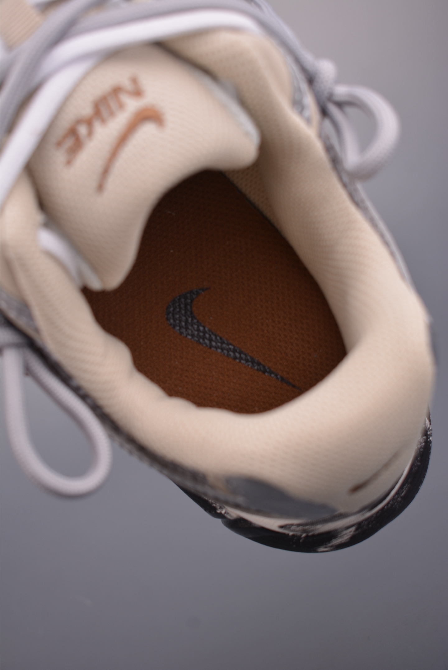  💰380 纯原版 可退换
NK V5 RNR 复古做旧 解构绑带
舒适百搭防滑耐磨 低帮跑步鞋 
舒适有型适合日常穿着&nbsp;
该鞋款延续千禧年经典设计搭载泡绵中底厚实而轻盈&nbsp;
匠心细节巧搭立体耐克勾标志焕新演绎复古跑鞋
官方货号：HQ7901 1022332
尺码：36 37 37.5 38 38.5 39 40 40.5 41 42 42.5 43 44 44.5 45
