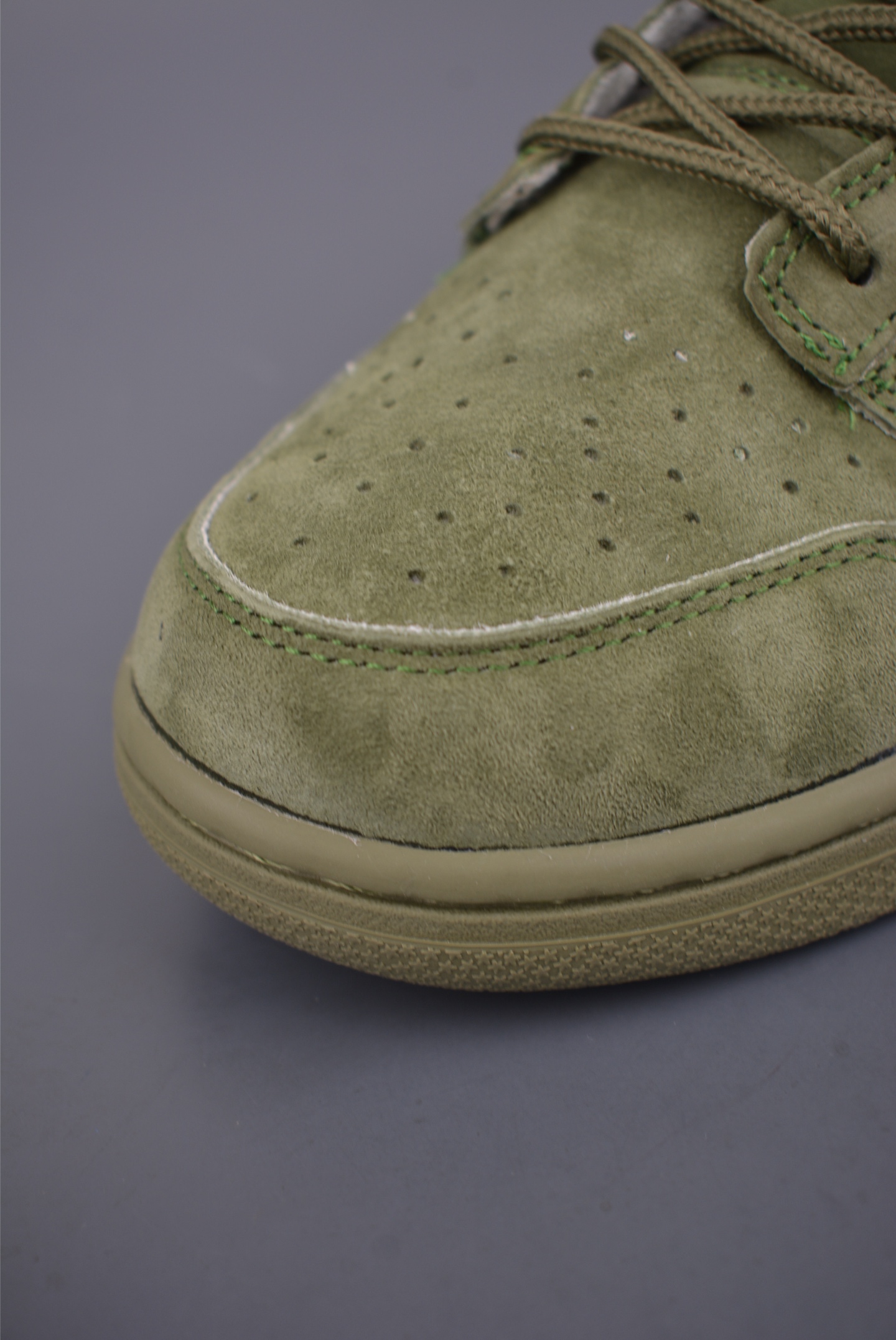  💰340 纯原版 可退换
NK SB Dunk Low Supreme联名
纯原大厂出品 极力推荐 
原装头层材料 独家版型蒸餾加工
帶來的是更好的视觉和脚感体验
大厂纯原品质出货 清洁度 
电绣工艺 皮料切割干净无任何毛边 细节完美
官方货号: SD8888 0031635
尺码：36 36.5 37.5 38 38.5 39 40 40.5 41 42 42.5 43 44 44.5 45