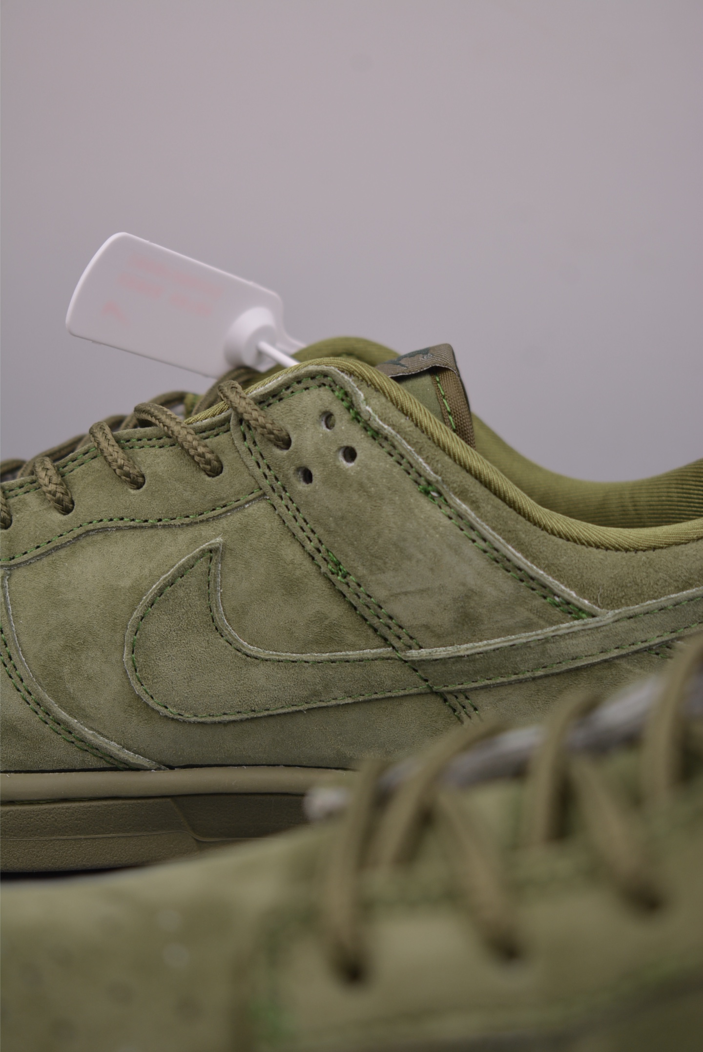  💰340 纯原版 可退换
NK SB Dunk Low Supreme联名
纯原大厂出品 极力推荐 
原装头层材料 独家版型蒸餾加工
帶來的是更好的视觉和脚感体验
大厂纯原品质出货 清洁度 
电绣工艺 皮料切割干净无任何毛边 细节完美
官方货号: SD8888 0031635
尺码：36 36.5 37.5 38 38.5 39 40 40.5 41 42 42.5 43 44 44.5 45