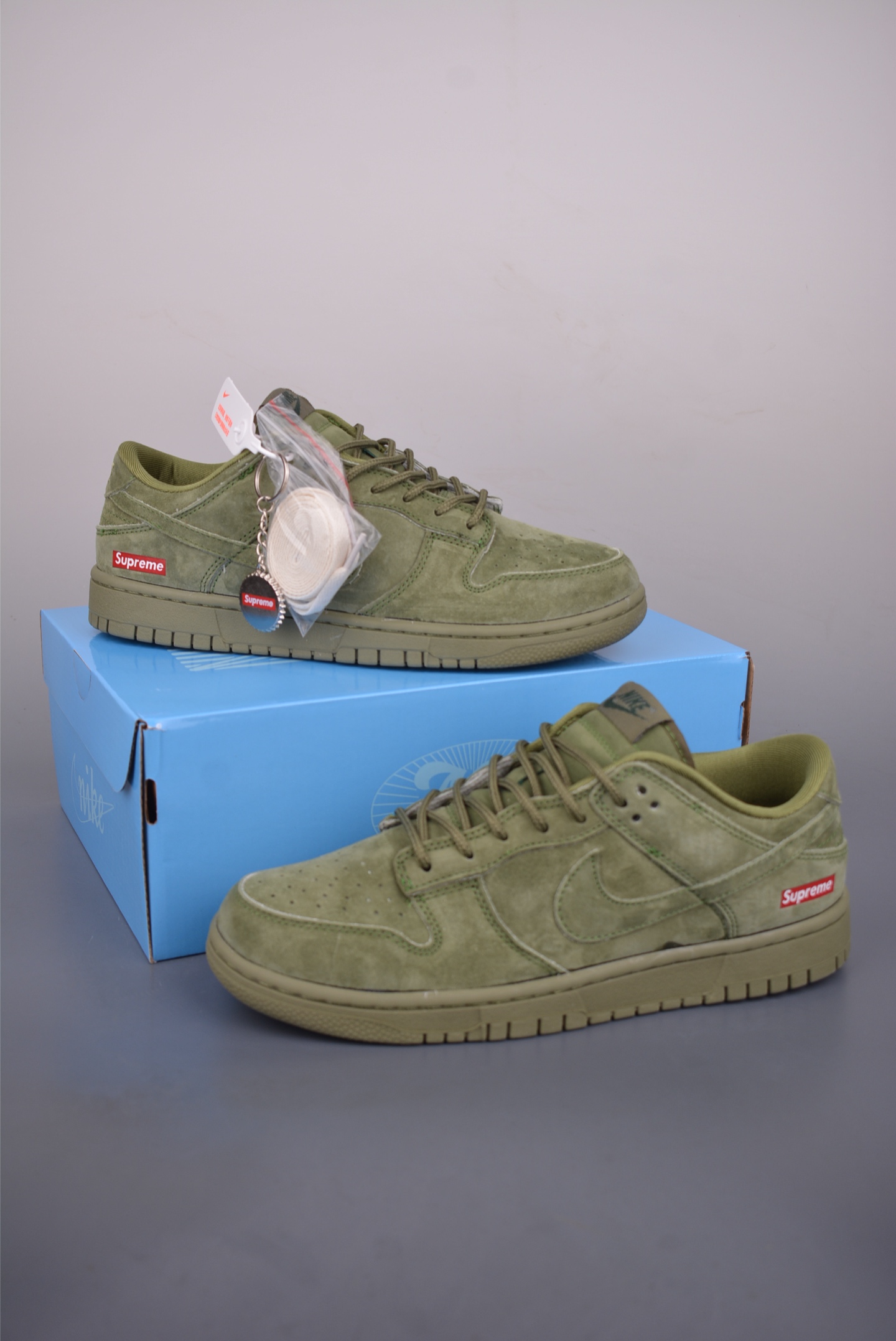  💰340 纯原版 可退换
NK SB Dunk Low Supreme联名
纯原大厂出品 极力推荐 
原装头层材料 独家版型蒸餾加工
帶來的是更好的视觉和脚感体验
大厂纯原品质出货 清洁度 
电绣工艺 皮料切割干净无任何毛边 细节完美
官方货号: SD8888 0031635
尺码：36 36.5 37.5 38 38.5 39 40 40.5 41 42 42.5 43 44 44.5 45