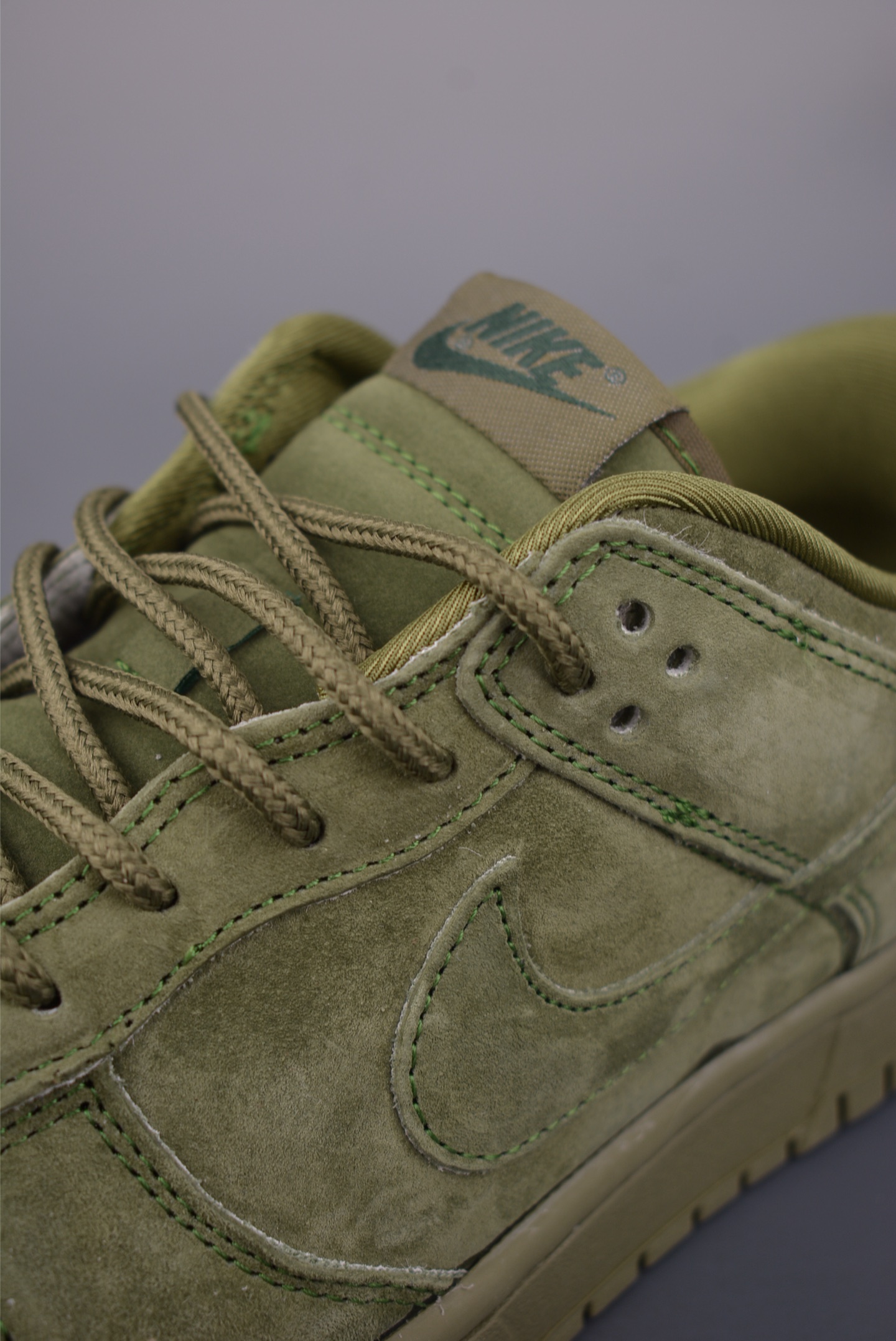  💰340 纯原版 可退换
NK SB Dunk Low Supreme联名
纯原大厂出品 极力推荐 
原装头层材料 独家版型蒸餾加工
帶來的是更好的视觉和脚感体验
大厂纯原品质出货 清洁度 
电绣工艺 皮料切割干净无任何毛边 细节完美
官方货号: SD8888 0031635
尺码：36 36.5 37.5 38 38.5 39 40 40.5 41 42 42.5 43 44 44.5 45