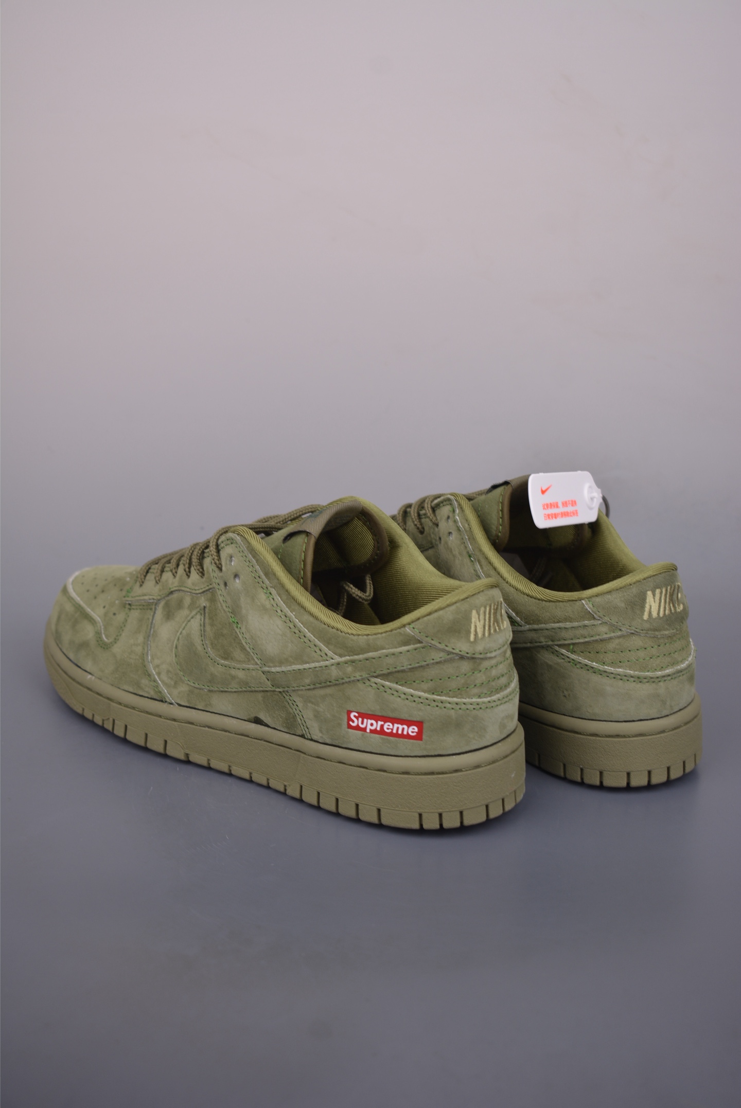  💰340 纯原版 可退换
NK SB Dunk Low Supreme联名
纯原大厂出品 极力推荐 
原装头层材料 独家版型蒸餾加工
帶來的是更好的视觉和脚感体验
大厂纯原品质出货 清洁度 
电绣工艺 皮料切割干净无任何毛边 细节完美
官方货号: SD8888 0031635
尺码：36 36.5 37.5 38 38.5 39 40 40.5 41 42 42.5 43 44 44.5 45