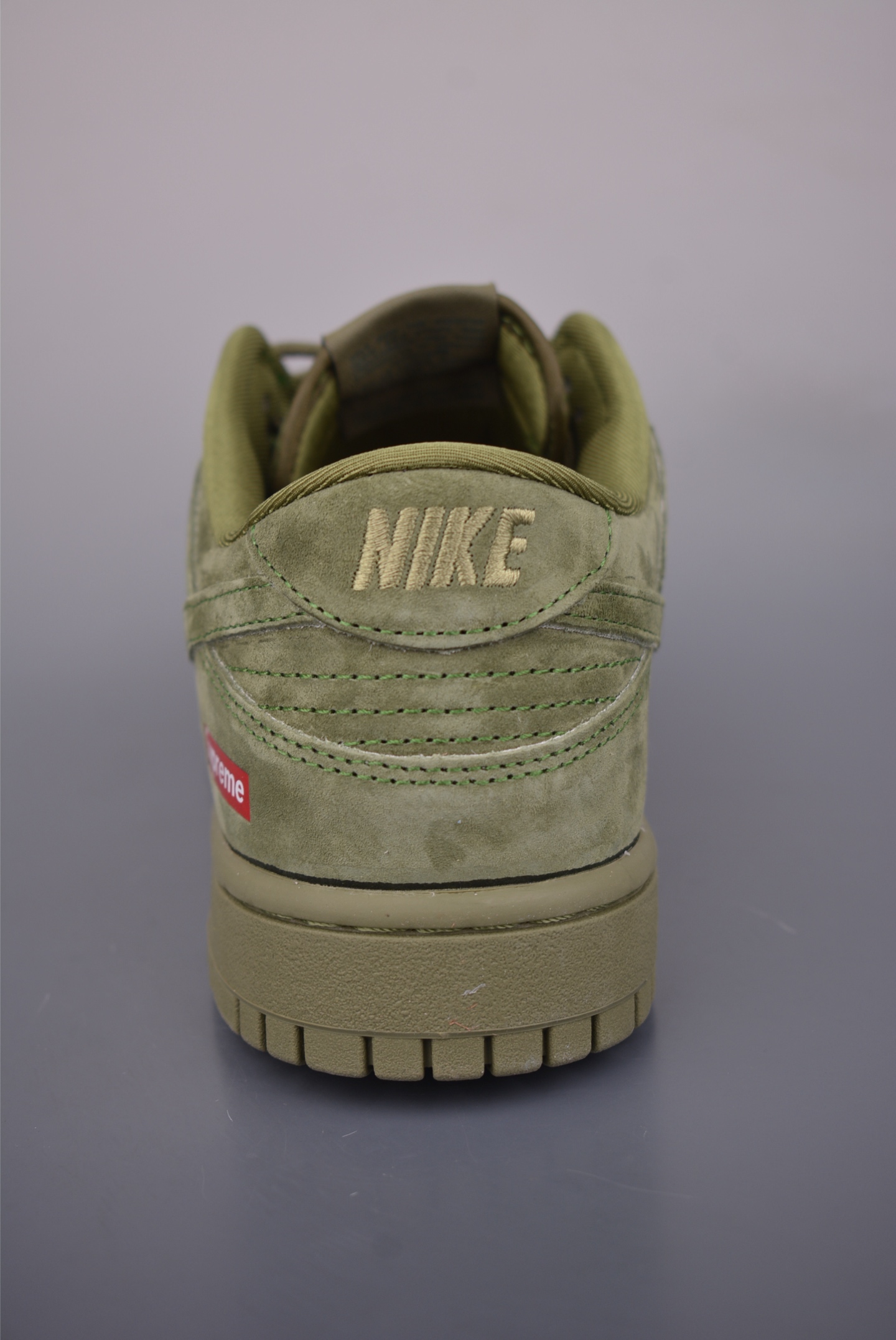  💰340 纯原版 可退换
NK SB Dunk Low Supreme联名
纯原大厂出品 极力推荐 
原装头层材料 独家版型蒸餾加工
帶來的是更好的视觉和脚感体验
大厂纯原品质出货 清洁度 
电绣工艺 皮料切割干净无任何毛边 细节完美
官方货号: SD8888 0031635
尺码：36 36.5 37.5 38 38.5 39 40 40.5 41 42 42.5 43 44 44.5 45