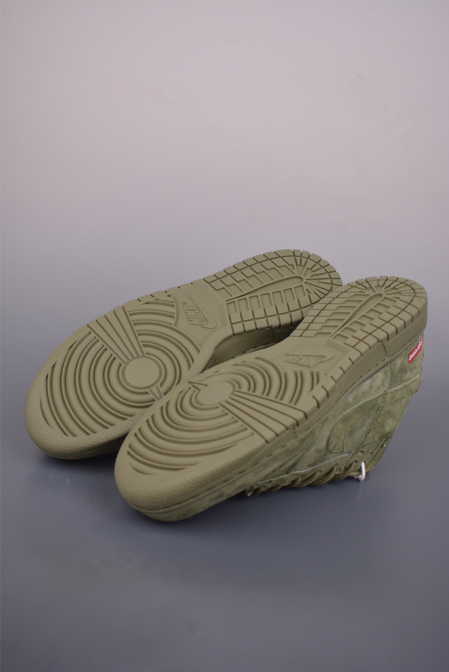  💰340 纯原版 可退换
NK SB Dunk Low Supreme联名
纯原大厂出品 极力推荐 
原装头层材料 独家版型蒸餾加工
帶來的是更好的视觉和脚感体验
大厂纯原品质出货 清洁度 
电绣工艺 皮料切割干净无任何毛边 细节完美
官方货号: SD8888 0031635
尺码：36 36.5 37.5 38 38.5 39 40 40.5 41 42 42.5 43 44 44.5 45