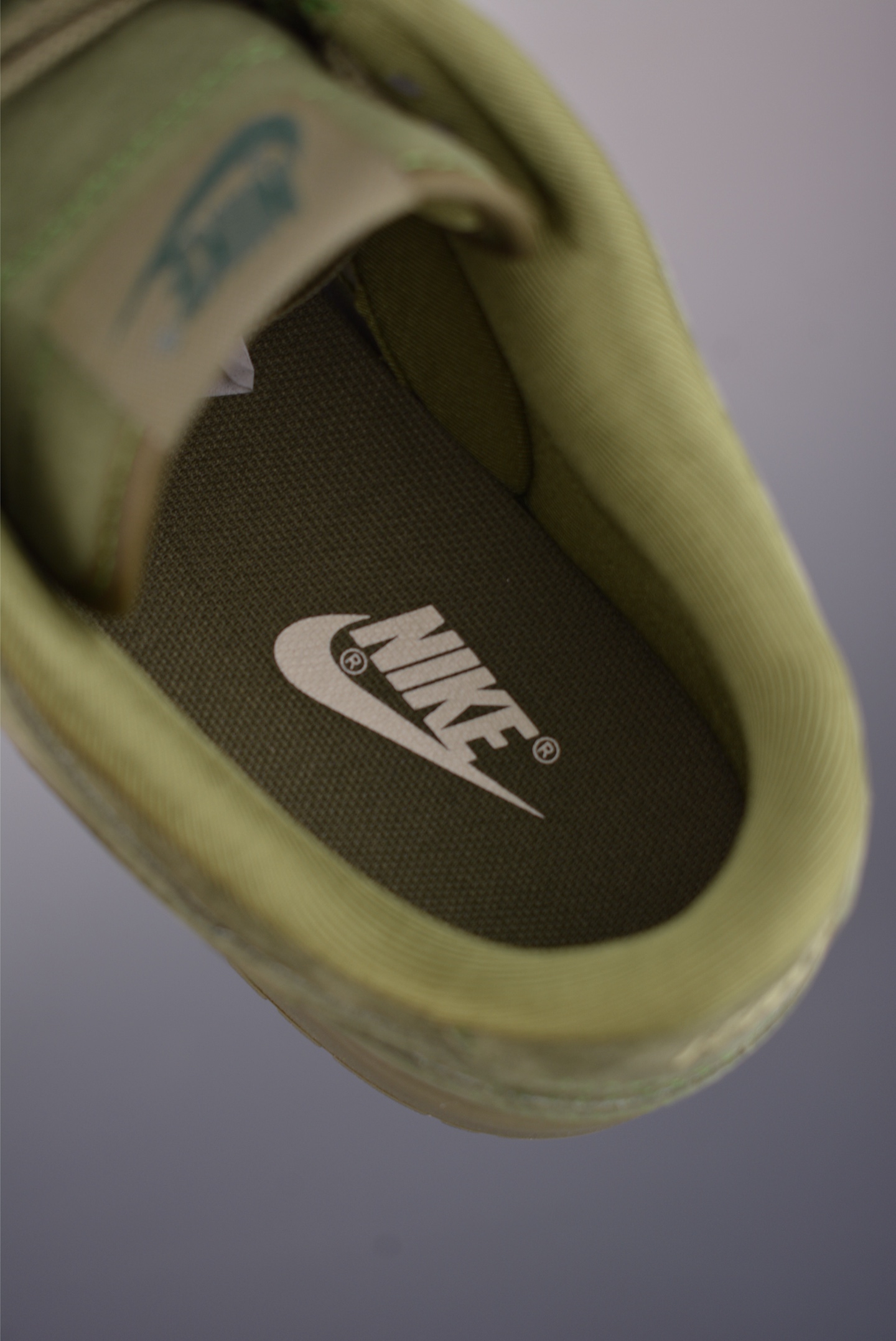  💰340 纯原版 可退换
NK SB Dunk Low Supreme联名
纯原大厂出品 极力推荐 
原装头层材料 独家版型蒸餾加工
帶來的是更好的视觉和脚感体验
大厂纯原品质出货 清洁度 
电绣工艺 皮料切割干净无任何毛边 细节完美
官方货号: SD8888 0031635
尺码：36 36.5 37.5 38 38.5 39 40 40.5 41 42 42.5 43 44 44.5 45