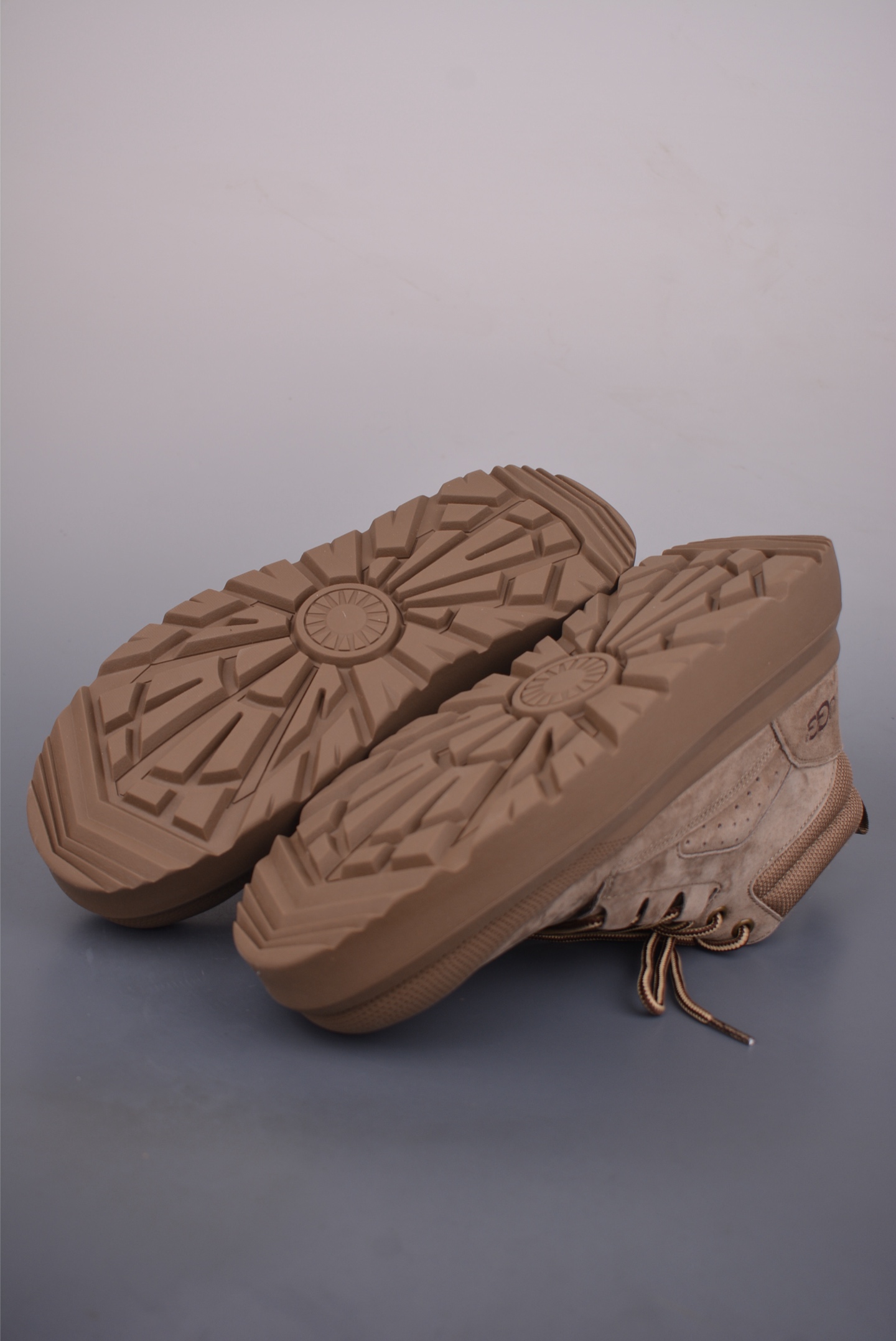  💰360 纯原版 可退换
UGG Tasman Weather Hybrid 
塔斯曼混合系列中帮轻量休闲马丁靴
2024秋冬新品 羊羔毛一体内里 保暖锁热 
秋冬必备 户外中帮休闲马丁靴雪地靴系列
广东大厂品质 24ss秋冬新款 时尚潮流搭配 
面料釆用意大利进口磨砂牛皮 全鞋真牛皮材料 
大底到五金都是代工厂原材料制作
好货不杀猪  首单质量严格把控 
全套官网统一包装 今年冬季防寒户外专用产品 日常随意搭配 型男必备
官方货号: U63382324
尺码：39 40 41 42 43 44（比运动鞋大一码）