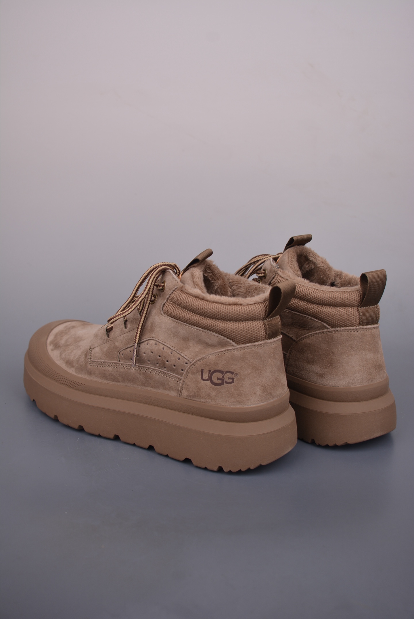  💰360 纯原版 可退换
UGG Tasman Weather Hybrid 
塔斯曼混合系列中帮轻量休闲马丁靴
2024秋冬新品 羊羔毛一体内里 保暖锁热 
秋冬必备 户外中帮休闲马丁靴雪地靴系列
广东大厂品质 24ss秋冬新款 时尚潮流搭配 
面料釆用意大利进口磨砂牛皮 全鞋真牛皮材料 
大底到五金都是代工厂原材料制作
好货不杀猪  首单质量严格把控 
全套官网统一包装 今年冬季防寒户外专用产品 日常随意搭配 型男必备
官方货号: U63382324
尺码：39 40 41 42 43 44（比运动鞋大一码）