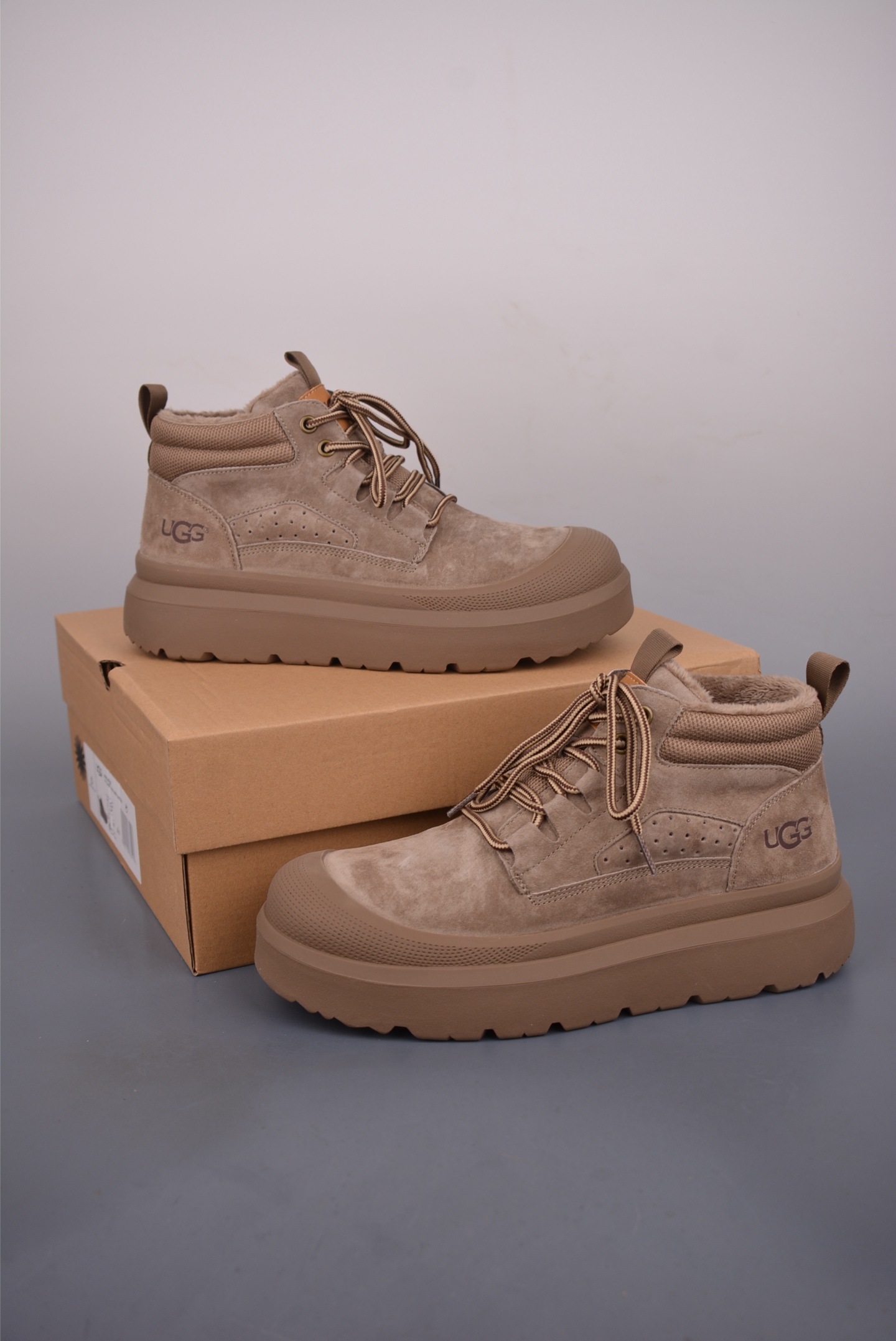  💰360 纯原版 可退换
UGG Tasman Weather Hybrid 
塔斯曼混合系列中帮轻量休闲马丁靴
2024秋冬新品 羊羔毛一体内里 保暖锁热 
秋冬必备 户外中帮休闲马丁靴雪地靴系列
广东大厂品质 24ss秋冬新款 时尚潮流搭配 
面料釆用意大利进口磨砂牛皮 全鞋真牛皮材料 
大底到五金都是代工厂原材料制作
好货不杀猪  首单质量严格把控 
全套官网统一包装 今年冬季防寒户外专用产品 日常随意搭配 型男必备
官方货号: U63382324
尺码：39 40 41 42 43 44（比运动鞋大一码）