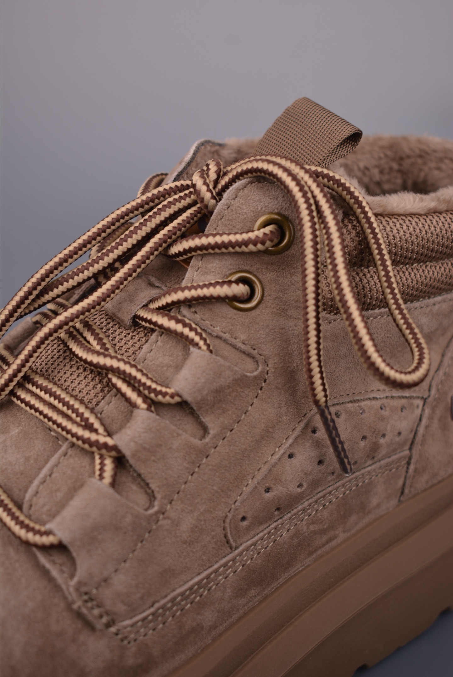  💰360 纯原版 可退换
UGG Tasman Weather Hybrid 
塔斯曼混合系列中帮轻量休闲马丁靴
2024秋冬新品 羊羔毛一体内里 保暖锁热 
秋冬必备 户外中帮休闲马丁靴雪地靴系列
广东大厂品质 24ss秋冬新款 时尚潮流搭配 
面料釆用意大利进口磨砂牛皮 全鞋真牛皮材料 
大底到五金都是代工厂原材料制作
好货不杀猪  首单质量严格把控 
全套官网统一包装 今年冬季防寒户外专用产品 日常随意搭配 型男必备
官方货号: U63382324
尺码：39 40 41 42 43 44（比运动鞋大一码）