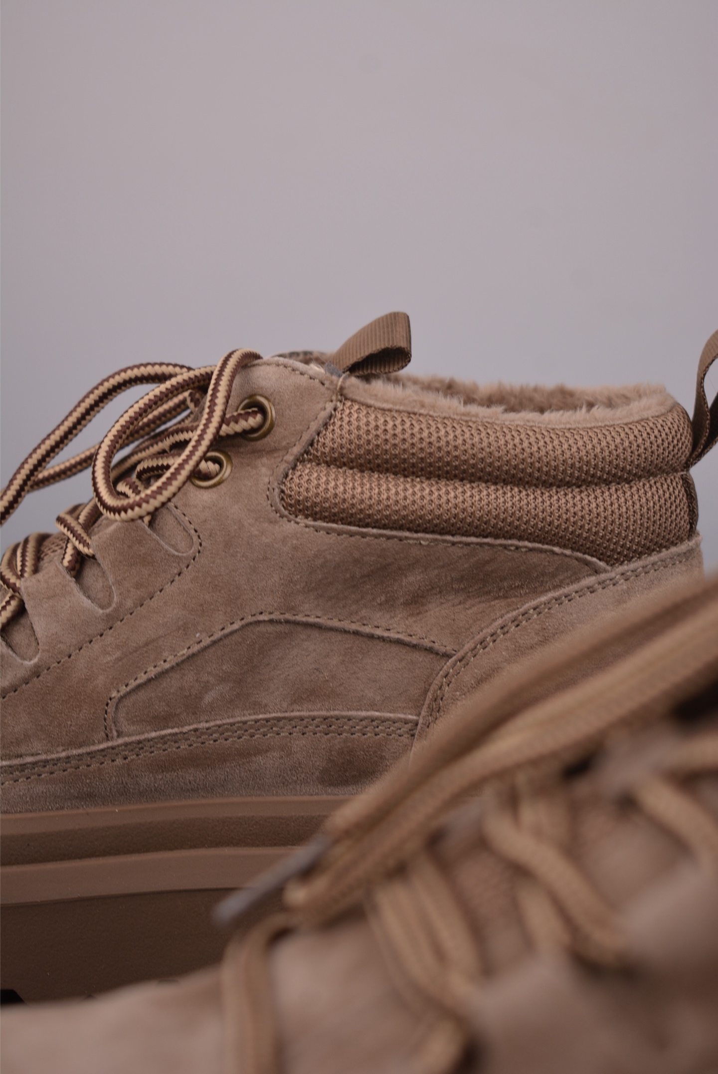  💰360 纯原版 可退换
UGG Tasman Weather Hybrid 
塔斯曼混合系列中帮轻量休闲马丁靴
2024秋冬新品 羊羔毛一体内里 保暖锁热 
秋冬必备 户外中帮休闲马丁靴雪地靴系列
广东大厂品质 24ss秋冬新款 时尚潮流搭配 
面料釆用意大利进口磨砂牛皮 全鞋真牛皮材料 
大底到五金都是代工厂原材料制作
好货不杀猪  首单质量严格把控 
全套官网统一包装 今年冬季防寒户外专用产品 日常随意搭配 型男必备
官方货号: U63382324
尺码：39 40 41 42 43 44（比运动鞋大一码）