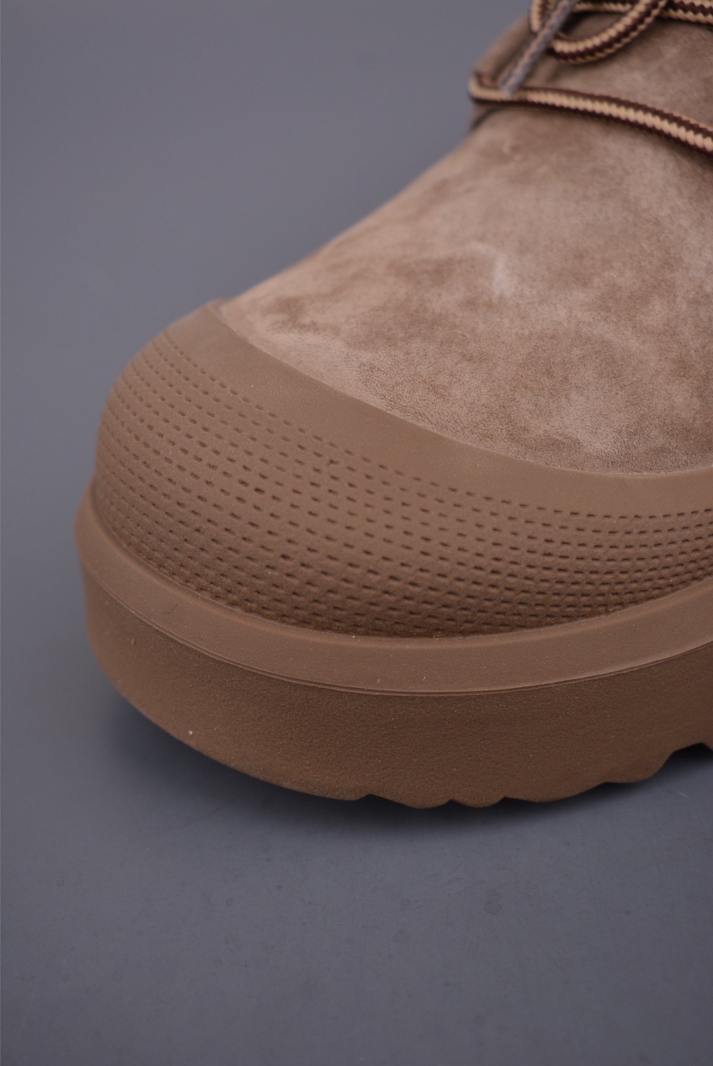  💰360 纯原版 可退换
UGG Tasman Weather Hybrid 
塔斯曼混合系列中帮轻量休闲马丁靴
2024秋冬新品 羊羔毛一体内里 保暖锁热 
秋冬必备 户外中帮休闲马丁靴雪地靴系列
广东大厂品质 24ss秋冬新款 时尚潮流搭配 
面料釆用意大利进口磨砂牛皮 全鞋真牛皮材料 
大底到五金都是代工厂原材料制作
好货不杀猪  首单质量严格把控 
全套官网统一包装 今年冬季防寒户外专用产品 日常随意搭配 型男必备
官方货号: U63382324
尺码：39 40 41 42 43 44（比运动鞋大一码）