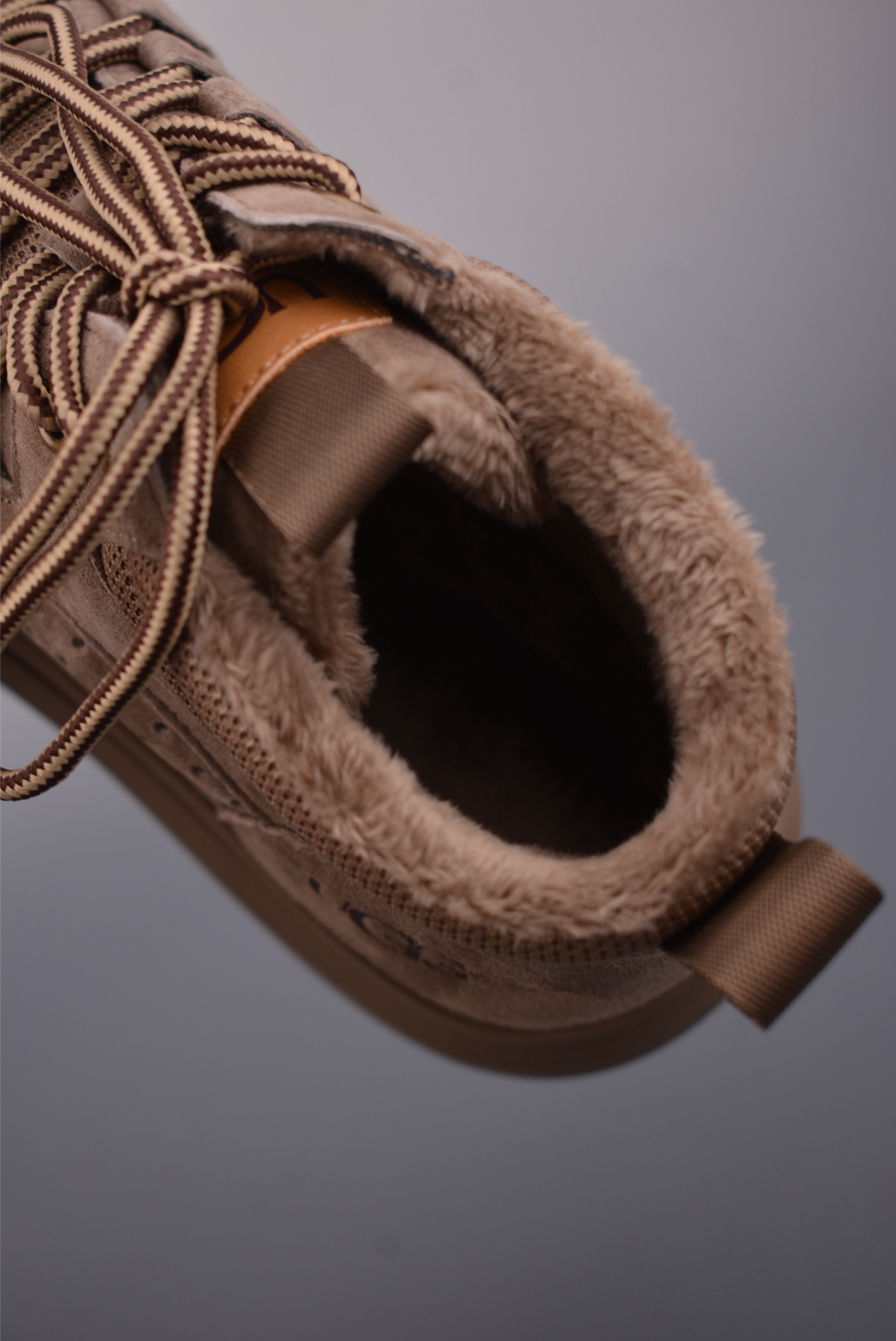  💰360 纯原版 可退换
UGG Tasman Weather Hybrid 
塔斯曼混合系列中帮轻量休闲马丁靴
2024秋冬新品 羊羔毛一体内里 保暖锁热 
秋冬必备 户外中帮休闲马丁靴雪地靴系列
广东大厂品质 24ss秋冬新款 时尚潮流搭配 
面料釆用意大利进口磨砂牛皮 全鞋真牛皮材料 
大底到五金都是代工厂原材料制作
好货不杀猪  首单质量严格把控 
全套官网统一包装 今年冬季防寒户外专用产品 日常随意搭配 型男必备
官方货号: U63382324
尺码：39 40 41 42 43 44（比运动鞋大一码）