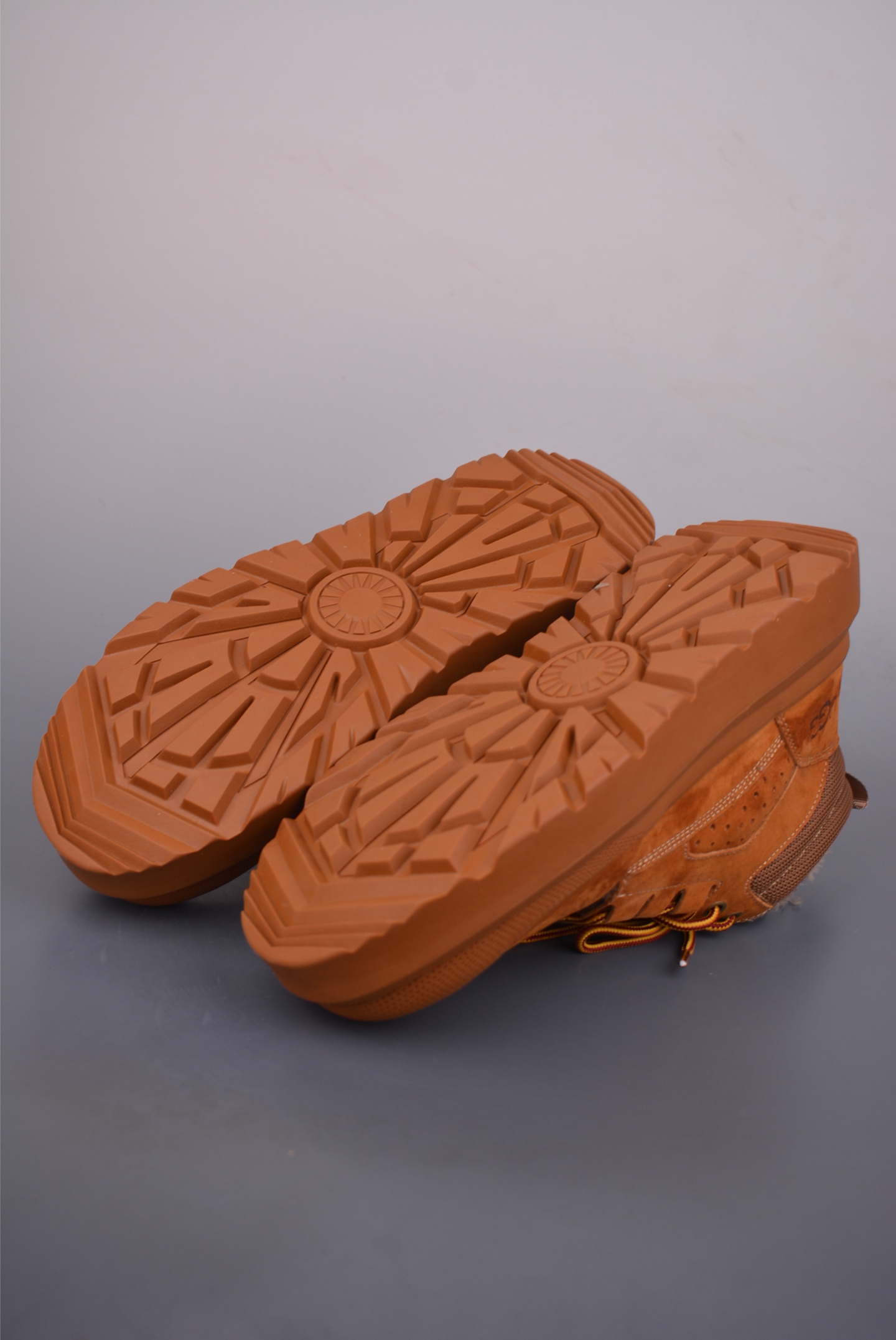 UGG Tasman Weather Hybrid 塔斯曼混合系列中帮轻量休闲马丁靴 U6338