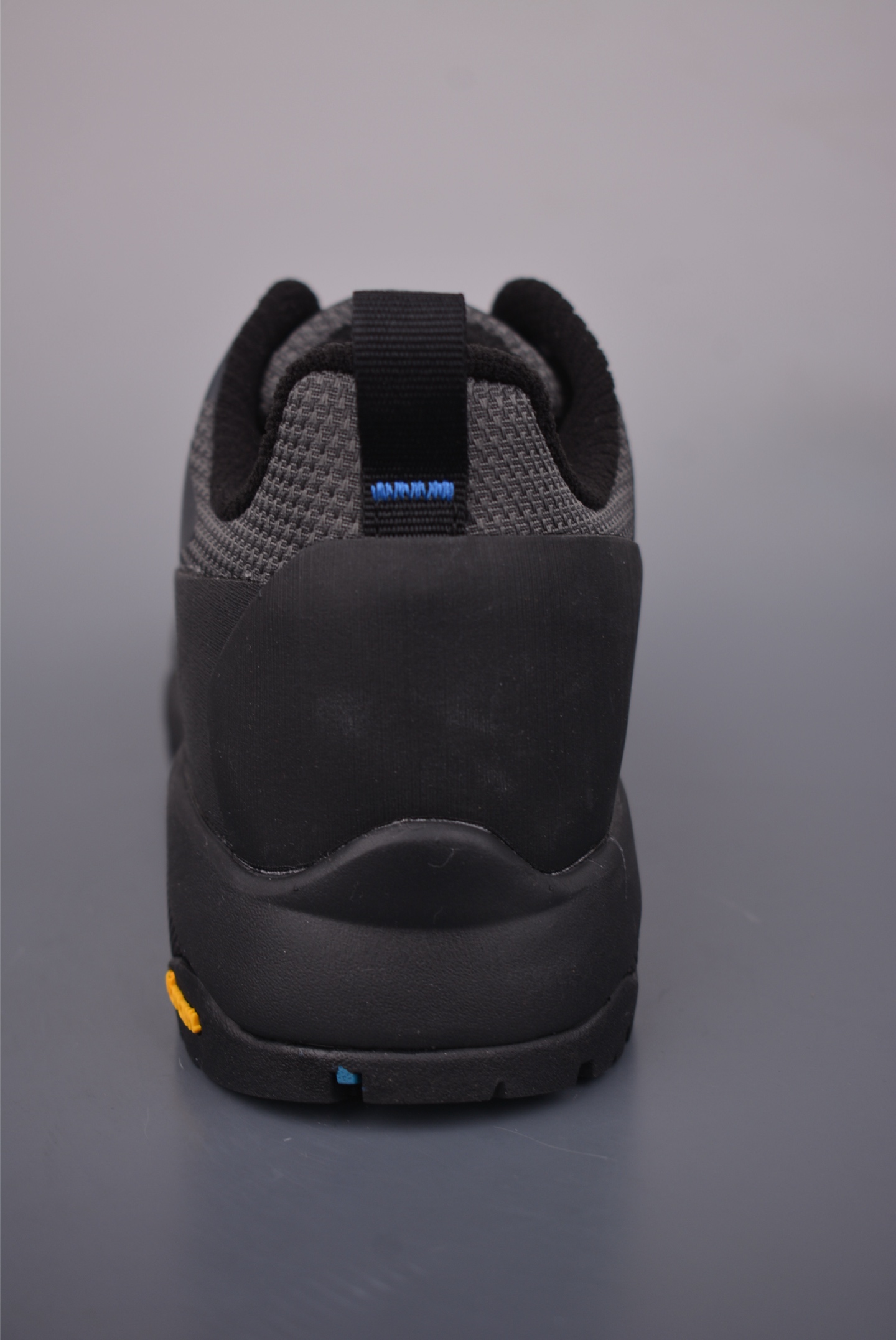 💰320
北面M VERTO ALPINE MID GORE-Tex
户外防水机能鞋 纯原版本
鞋底采用Vibram黄金大底
专门为鞋底设计的橡胶以出色的耐磨性
良好的防滑性或得不少户外运动爱好者的喜欢
专业户外登山品牌(北面)The North Face自1966年创立,由两位热爱登山徒步的年轻登山者于美西旧金山开创,不断透过研发与创新,并且将最先进的技术结合在服装与鞋款设计,生产多种外型帅气且专业能力非常强的户外运动装备而备受欢迎
官方货号: NF0A83NBMN83633
尺码:40 41 42 43 44 45