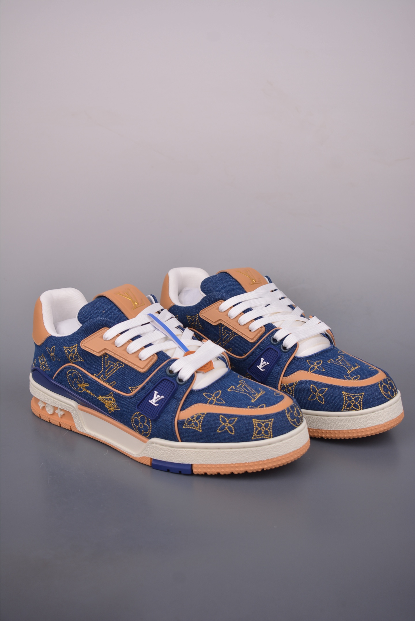 💰550 
2021s LV Trainer 限定联名 
最新配色国内限定无售 
原版购入历时近两个月开发打造
经典多拼色超好看 原版完美楦型 调试了两个月 
鞋面独家订制压纹粒面小牛皮
大底TPU、模具费2w+ 质感媲美原版
垫脚聚米微料加透气英伦网布
细节原版一致  请注意区分市面通货材料 版型 包装配件
官方货号: 3732
尺码： 35 36 37 38 39 40 41 42 43 44 45 46 （标准码数）